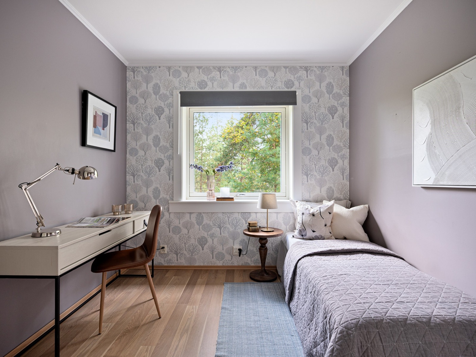 Det minste soverommet har inngang fra entreen. Dette kan innredes som barnerom, hjemmekontor eller gjesterom. Det er garderobeskap på begge soverom som blir stående. Galleribilde