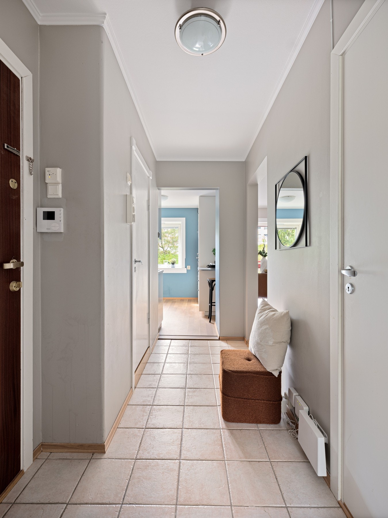 Flislagt entré med muligheter for oppheng til ytterbekledning, rommet har tilgang til en bod for ytterligere oppbevaring Galleribilde