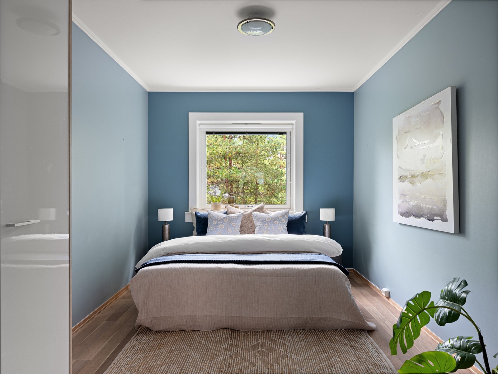 To soverom som vender mot nord/øst med utsikt til skogsteig - ingen naboinnsyn. Det største soverommet har inngang fra stuen og har plass til dobbeltseng og nattbord. Galleribilde