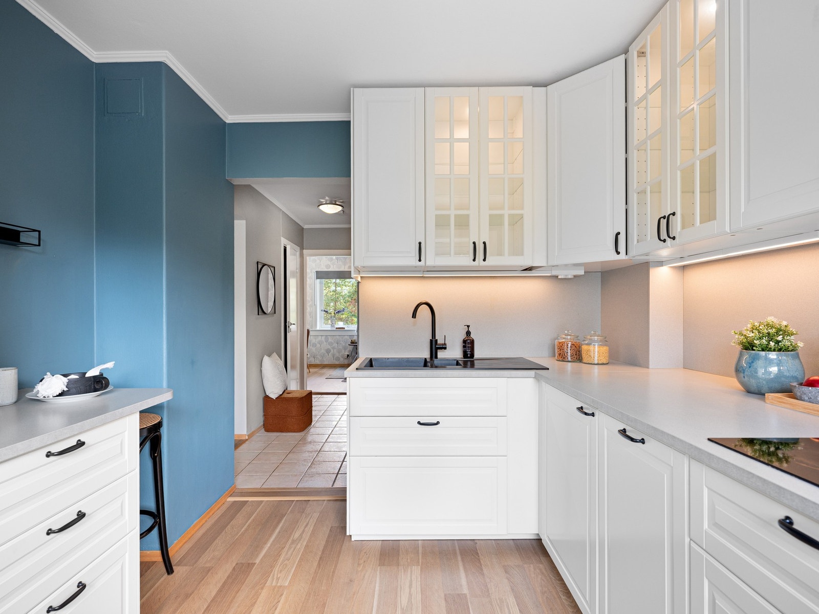 Integrerte hvitevarer: kjøleskap og fryseskap, oppvaskmaskin, stekeovn og mikrobølgeovn. Induksjons platetopp med fire kokepunkter og med komfyrvakt. Ventilator med kullfilter, lys og vifte over platetoppen. Alle hvitevarer på kjøkkenet følger med salget. Galleribilde