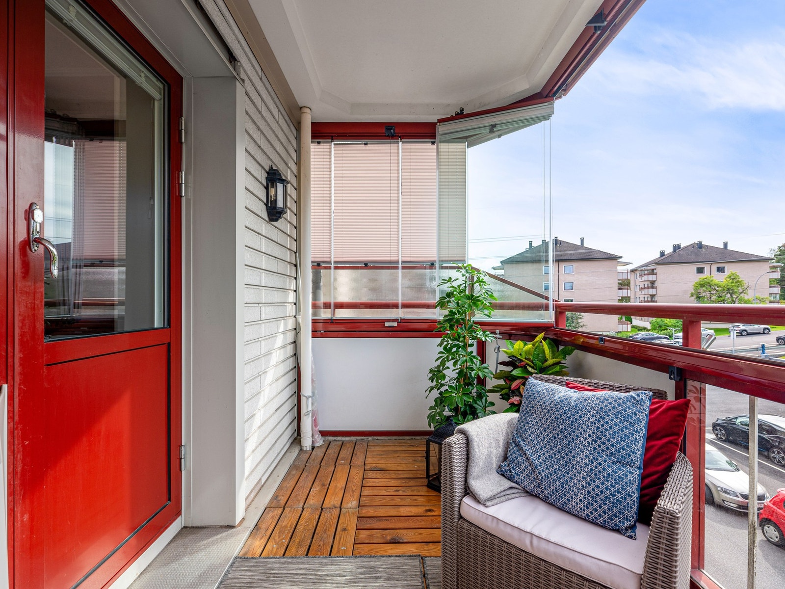 Innglassing forlenger sesongen, det er god plass til sittergruppe og det er treheller på gulvet Galleribilde