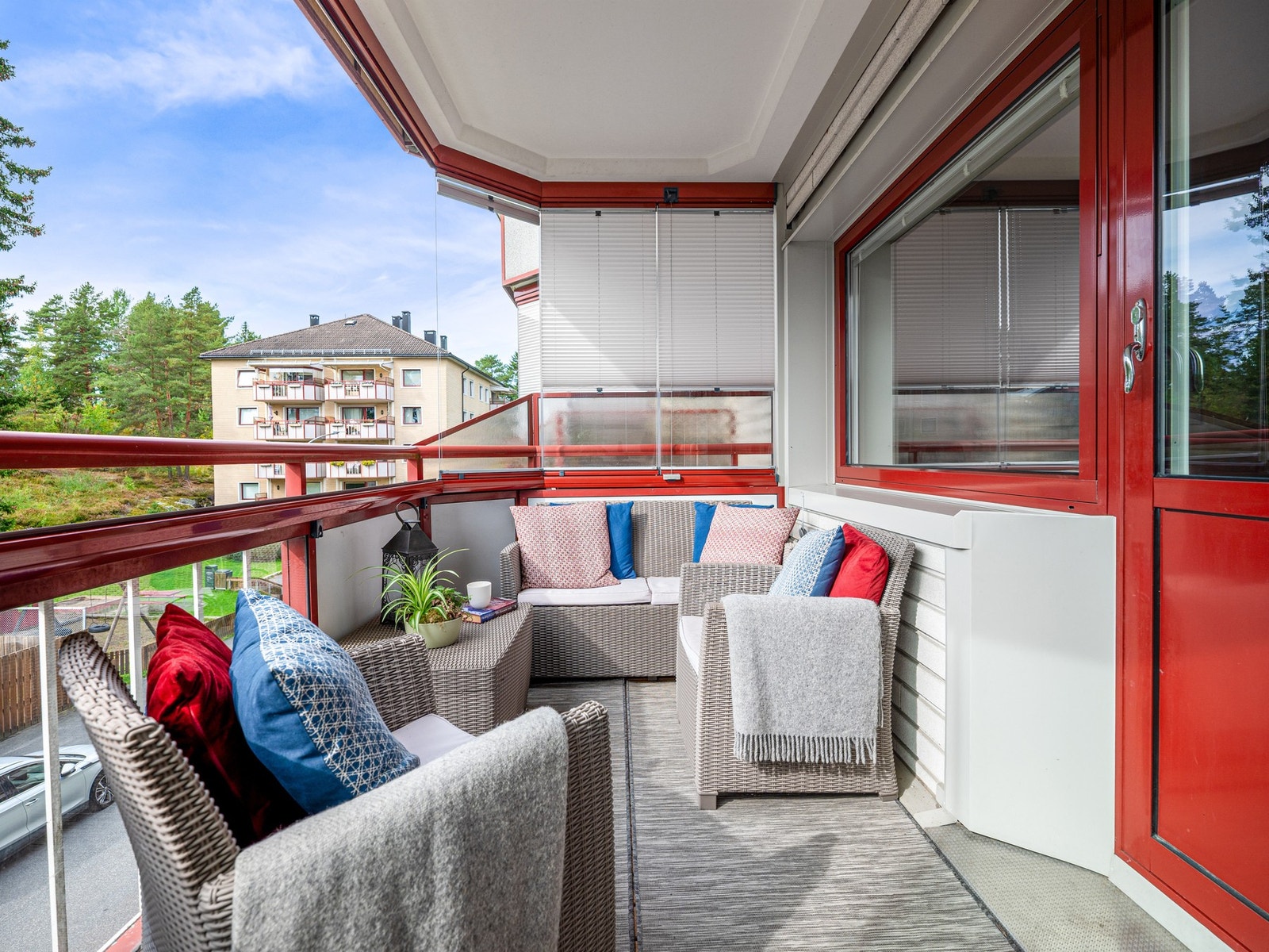 Leiligheten har en vestvendt, innglasset balkong med gode solforhold Galleribilde