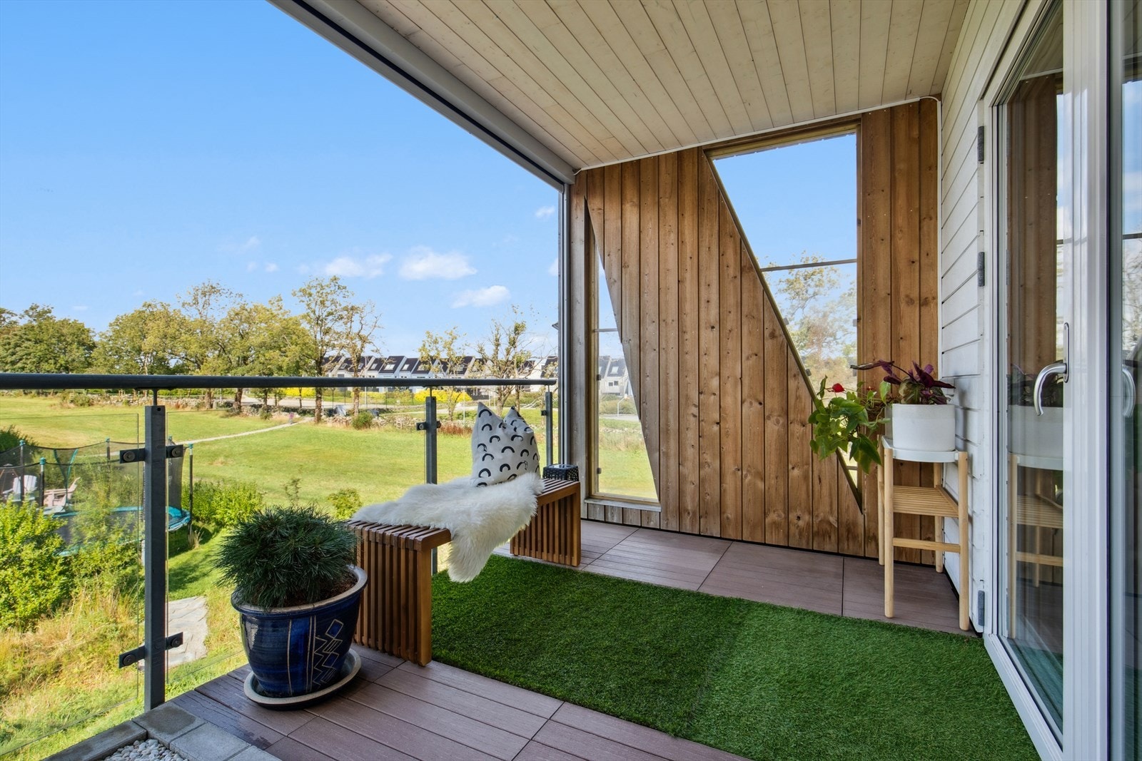 Boligen ligger i byggets 2. etasje med heisadkomst og har moderne fasiliteter som fjernvarme, fibernett og balansert ventilasjon. Galleribilde