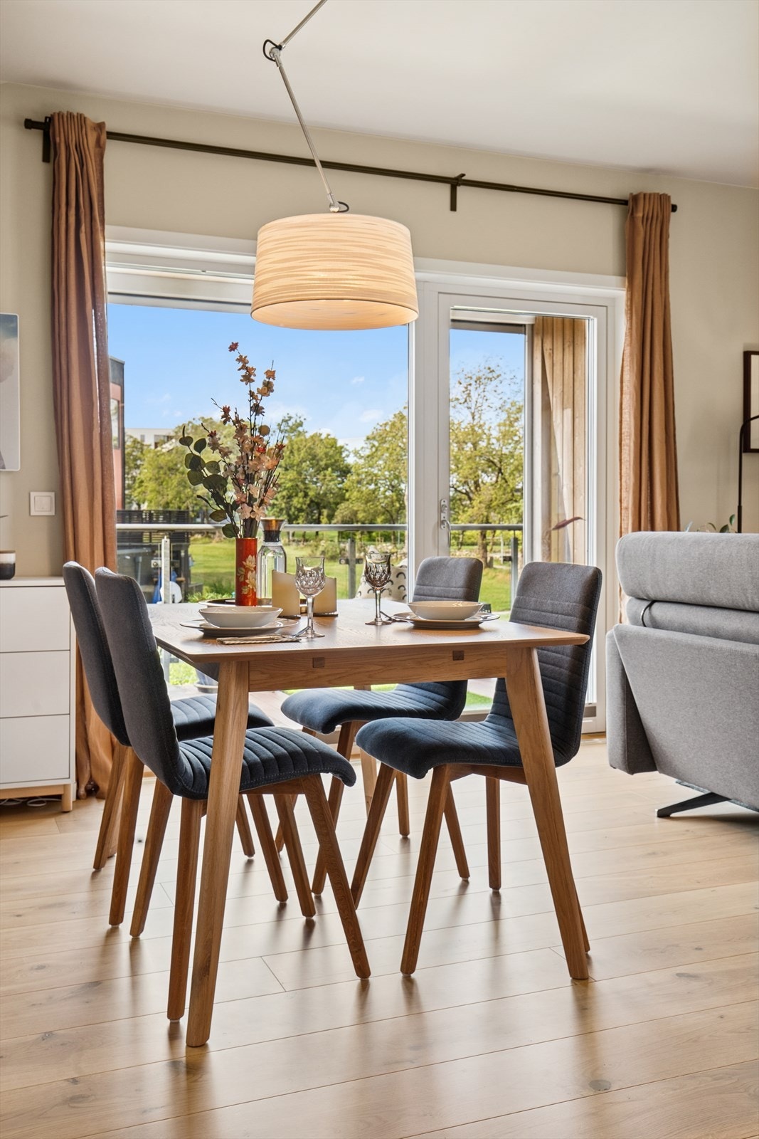 Boligen har en fin planløsning, store vindusflater og delikate overflater. Galleribilde