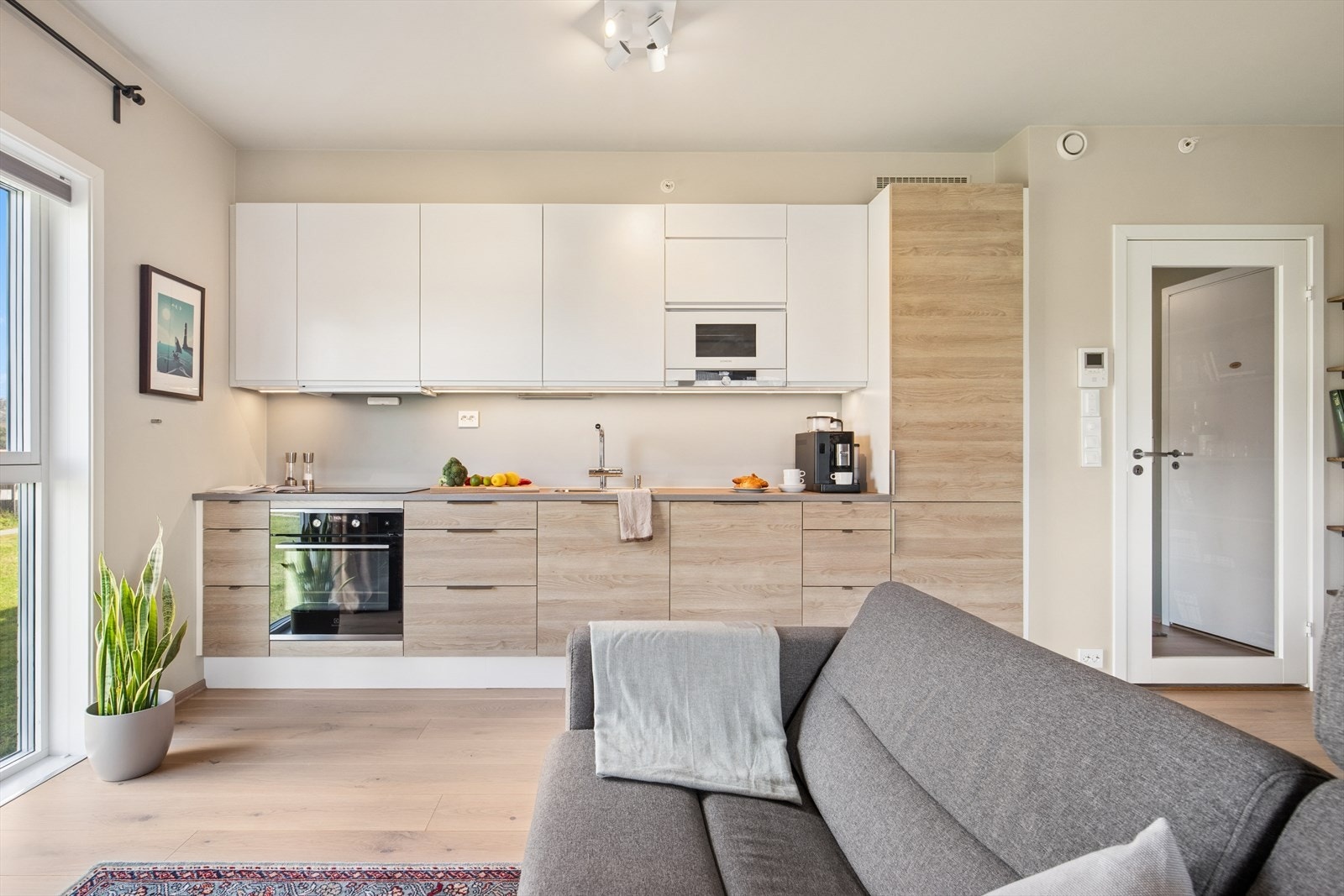 Kjøkkenets innredning har slette fronter og benkeplate av laminat. Galleribilde