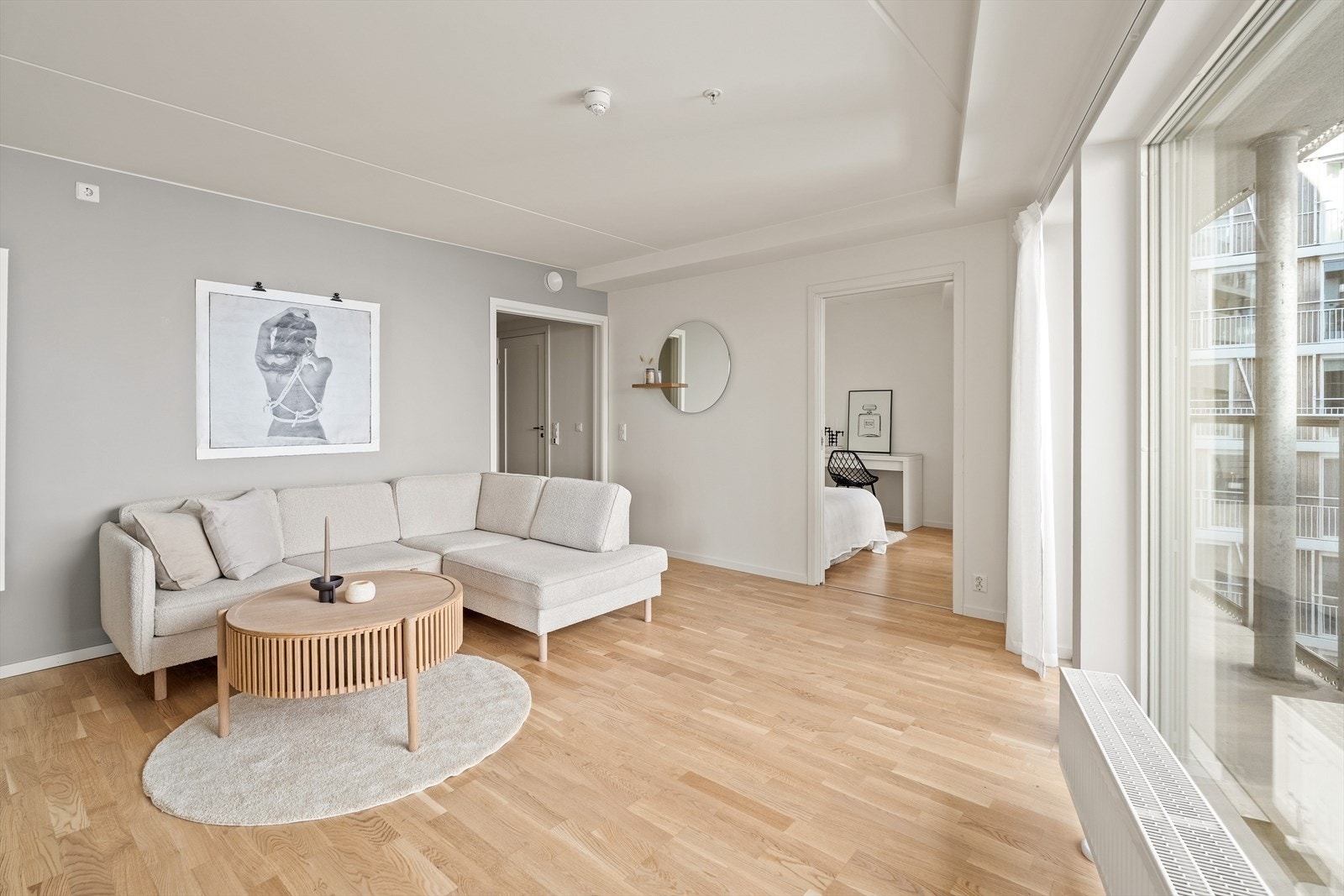 Trivelig stue med rikelig lys. Galleribilde