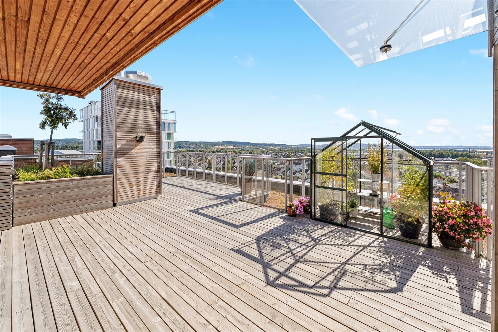 Felles takterrasse med fantastisk utsikt og gode solforhold. Galleribilde