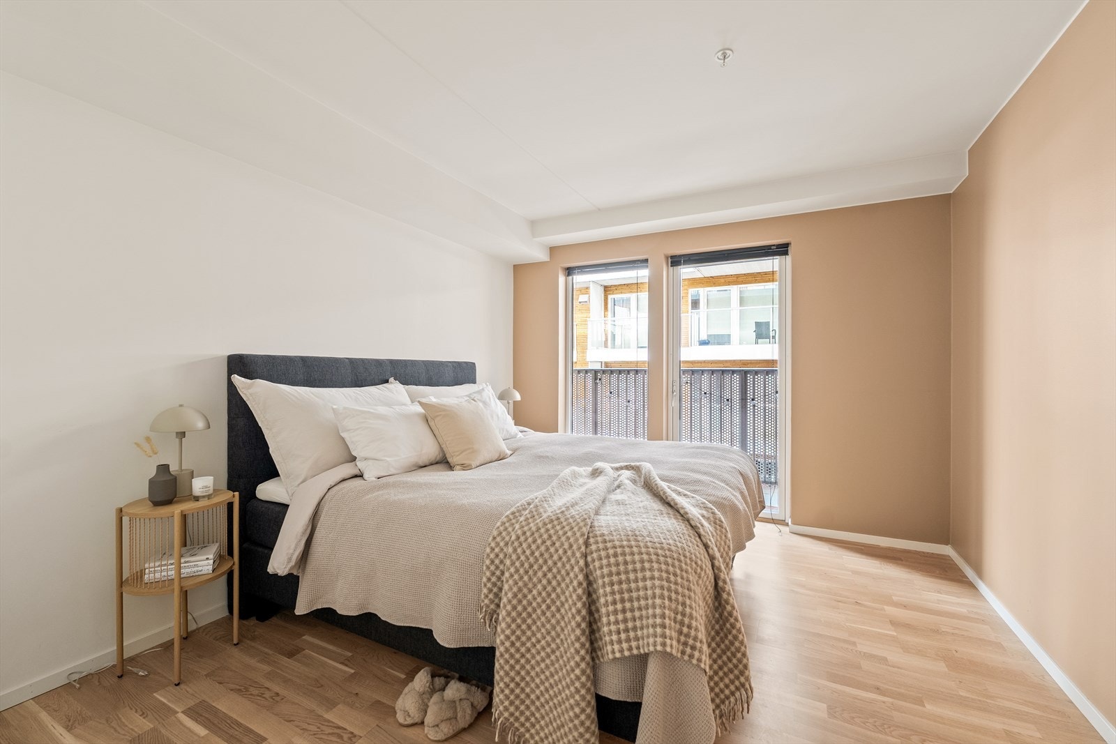 Hoved soverommet har god plass til dobbeltseng med tilhørende nattbord. Adkomst via en gang med mulighet for skapinnredning. Galleribilde