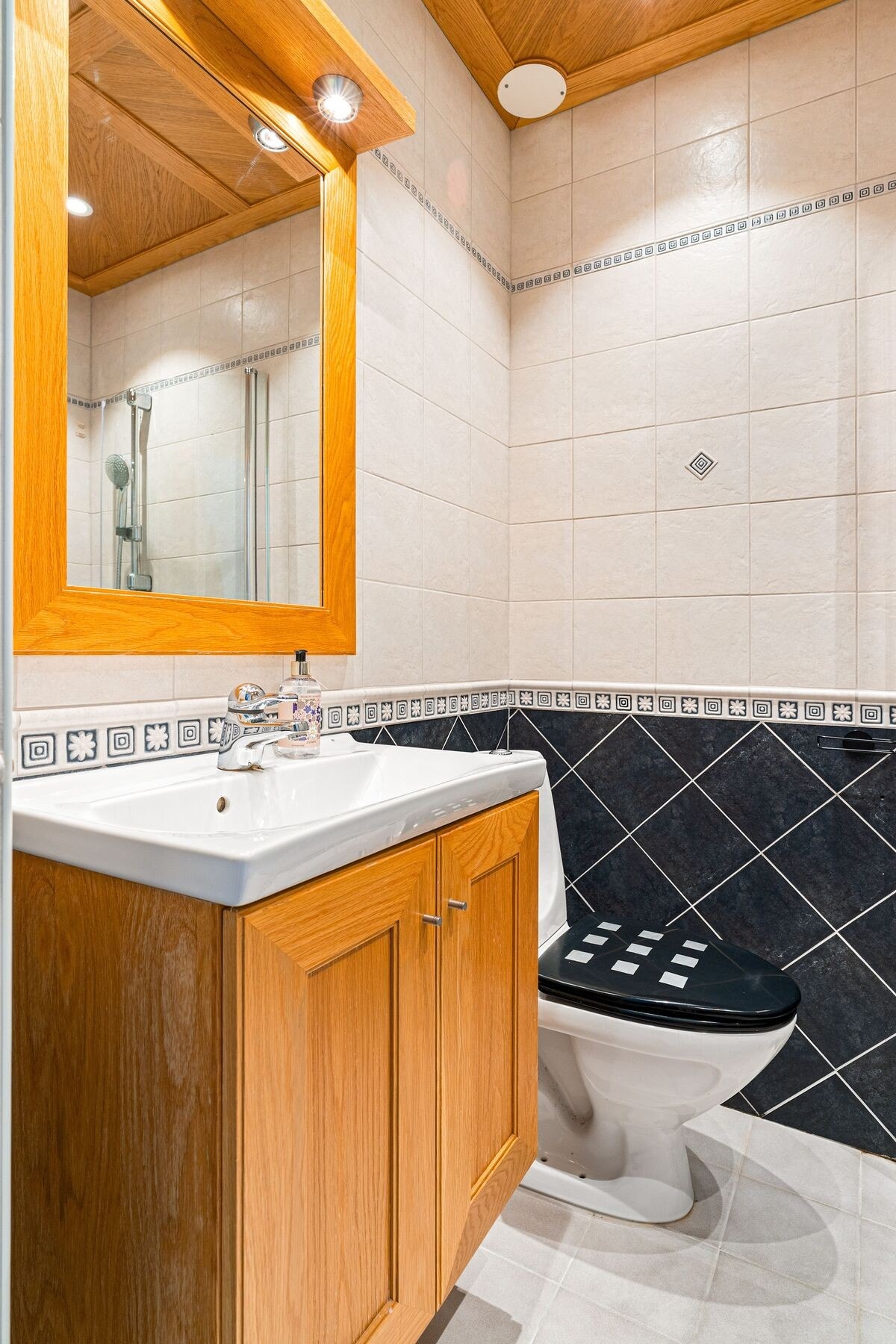 Lyst flislagt bad med varme i gulv. Galleribilde