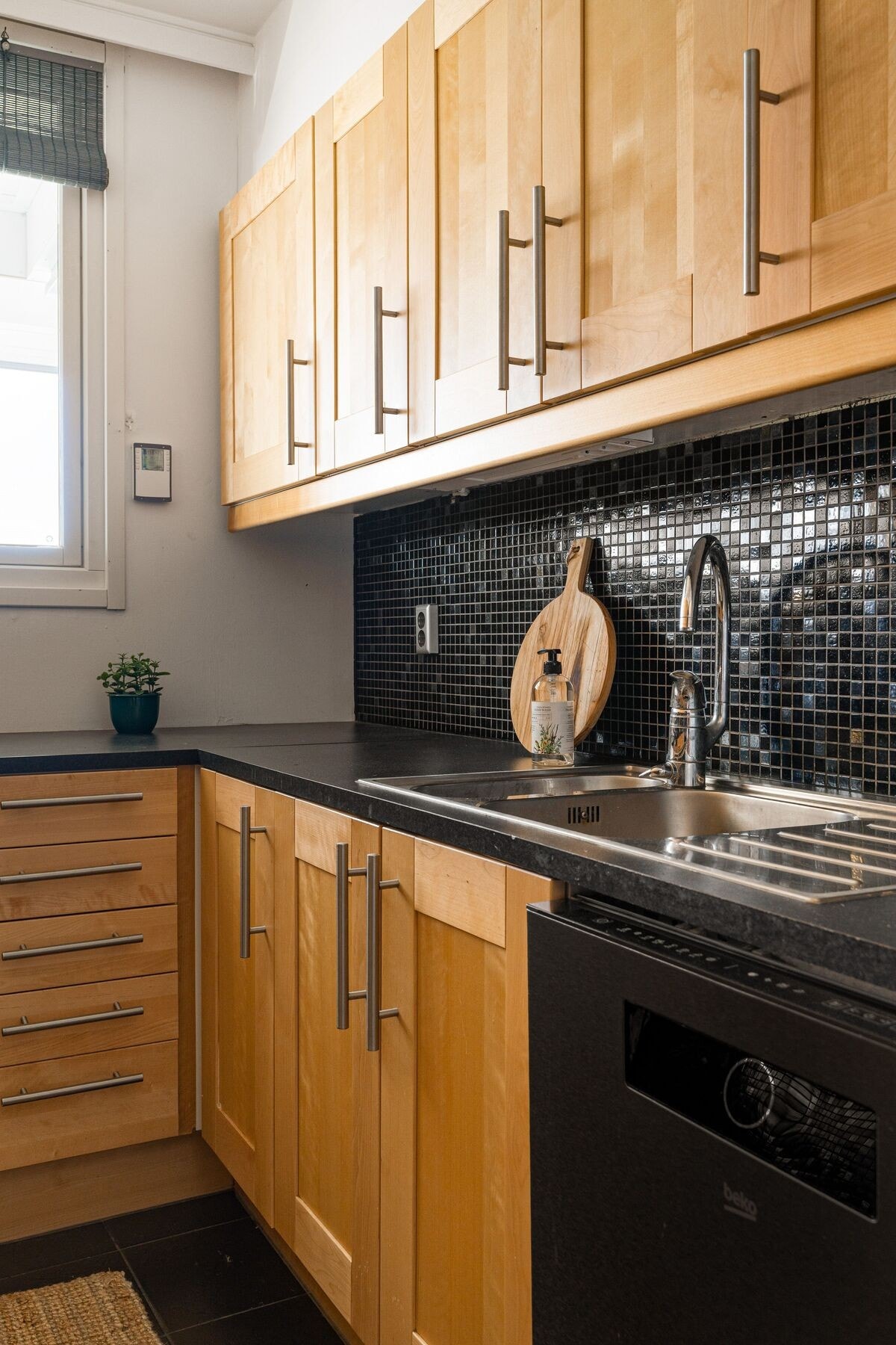 Kjøkkenets hvitevarer består av platetopp, stekeovn, ventilator, kombiskap og oppvaskmaskin. Alle medfølger handelen. Galleribilde