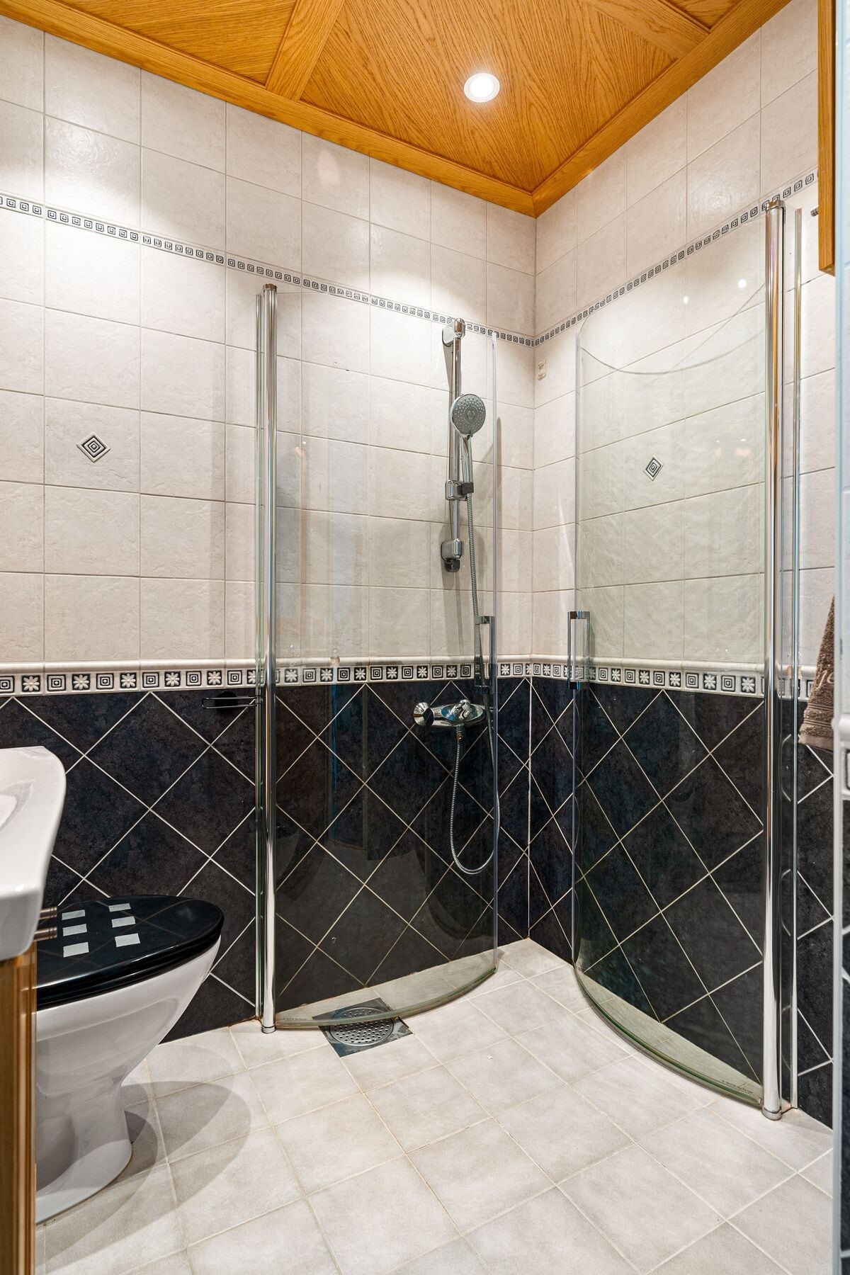 Badet er utstyrt med servant med innredning, praktiske innfellbare dusjdører, dusjgarnityr og toalett. Galleribilde