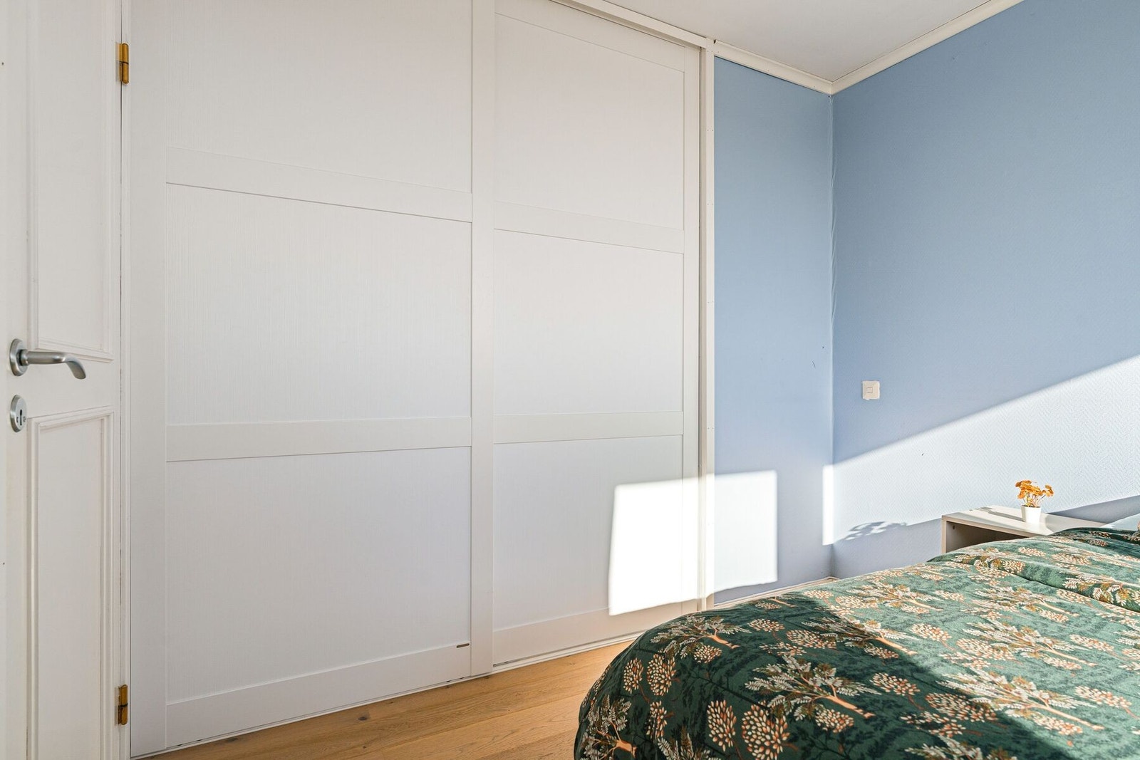 Praktisk og stor innebygd skyvedørsgarderobe med god plass til klesoppbevaring. Galleribilde