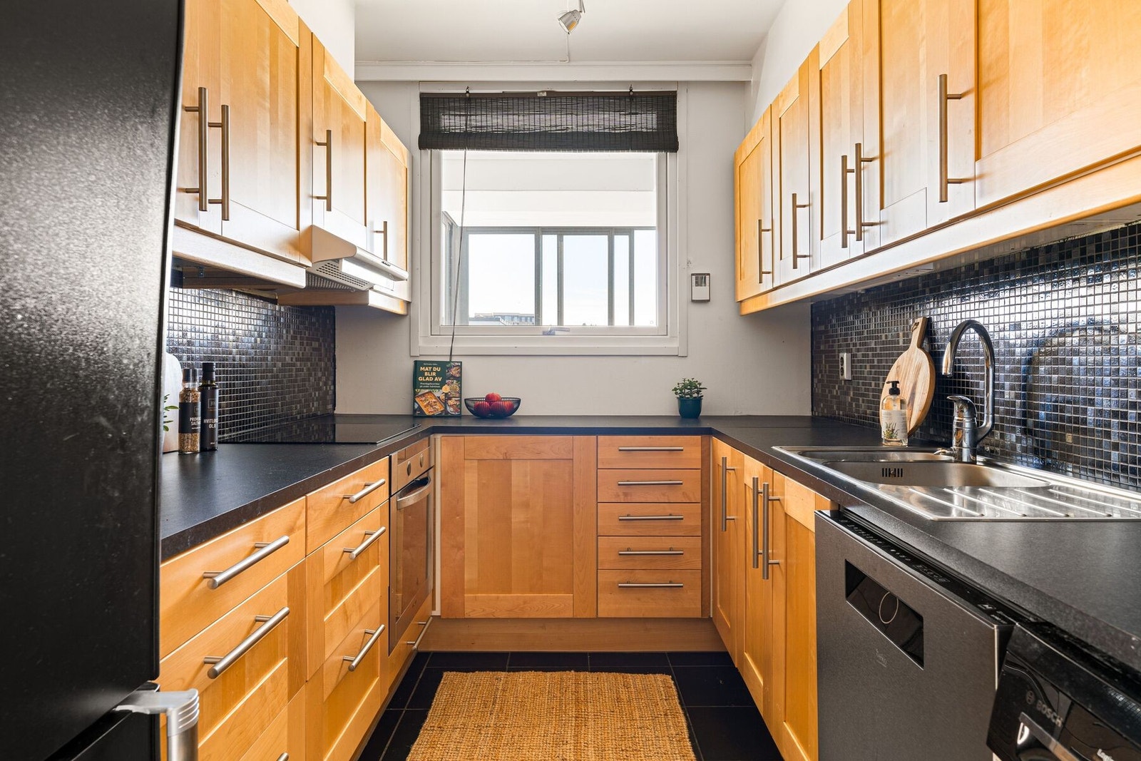 Innholdsrikt og klassisk kjøkken med rikelig av skap-, skuff- og benkeplass. Galleribilde