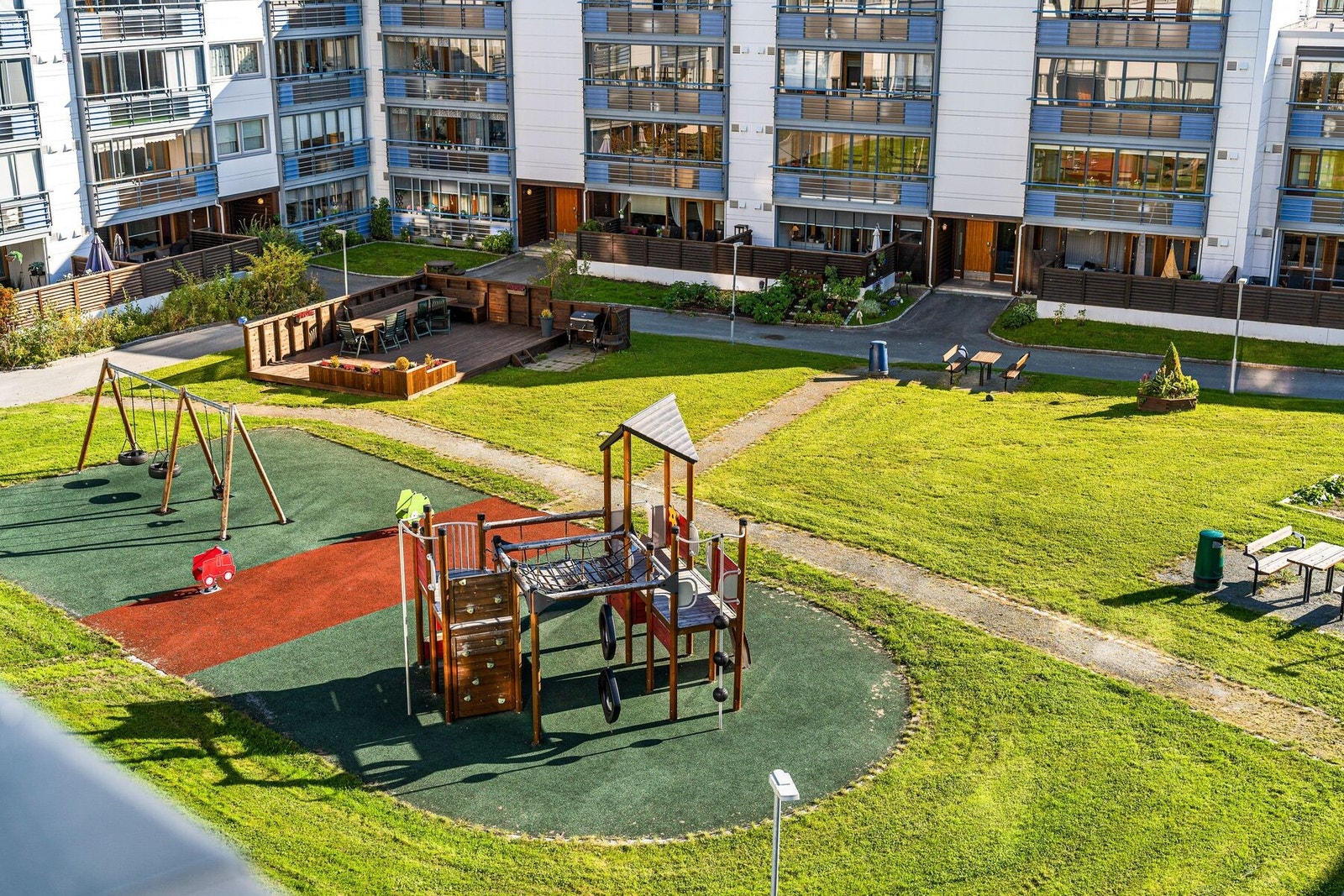 Boligen har en barnevennlig beliggenhet med gangavstand til skoler og barnehager. Uteområdet er også tilrettelagt med lekeapparater for de minste. Galleribilde