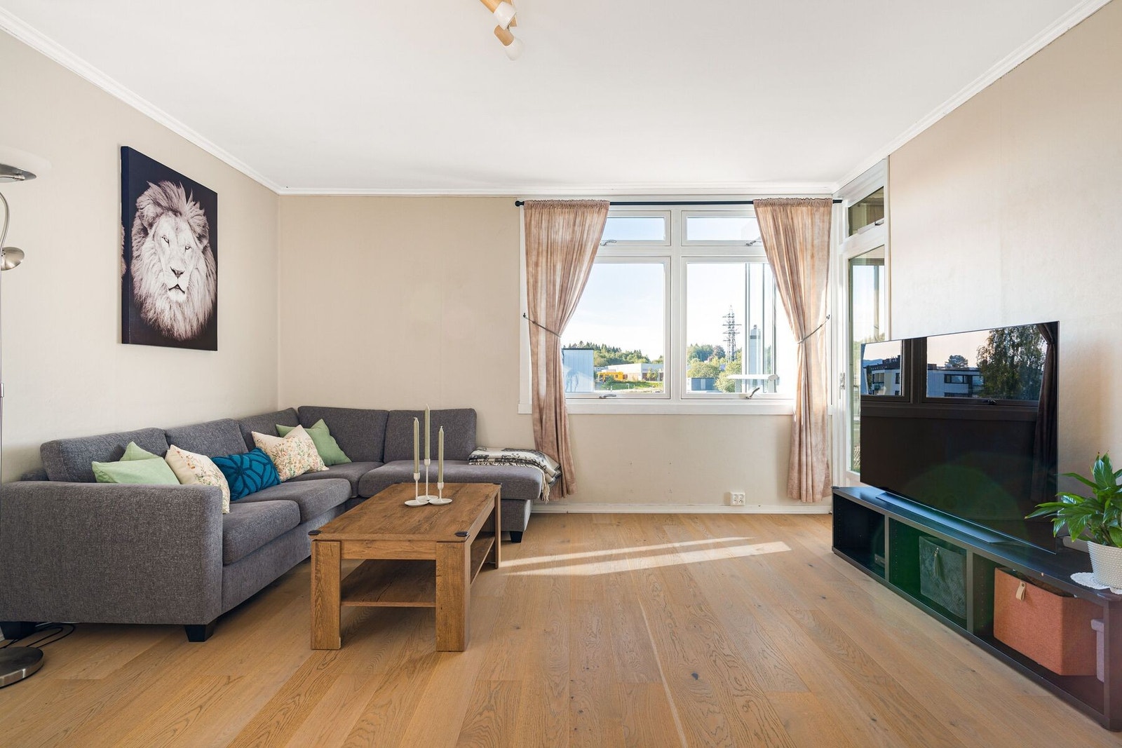 Stuen er av god størrelse med sine 22 m², og byr på store vindusflater som sørger for en gjennomlyst leilighet. Galleribilde