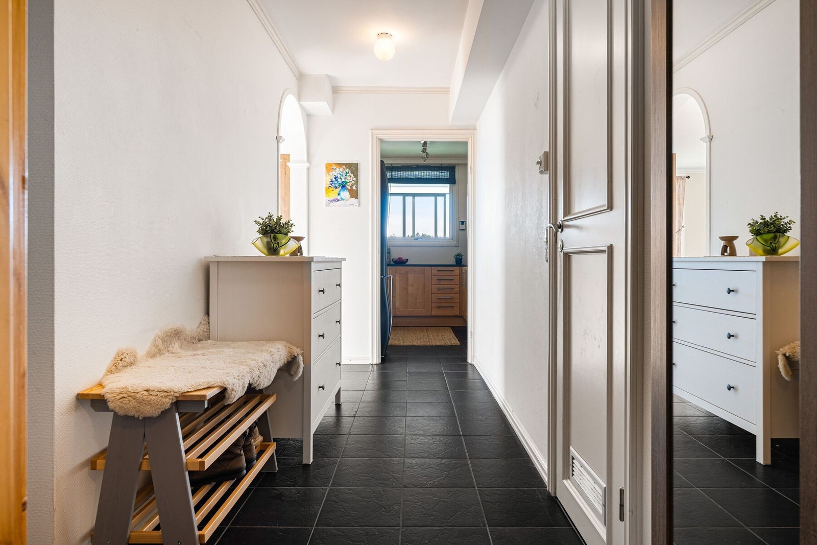 Entré/gang med flislagt gulv, garderobeløsning og god plass til kommode for oppbevaring av ytterklær. Galleribilde