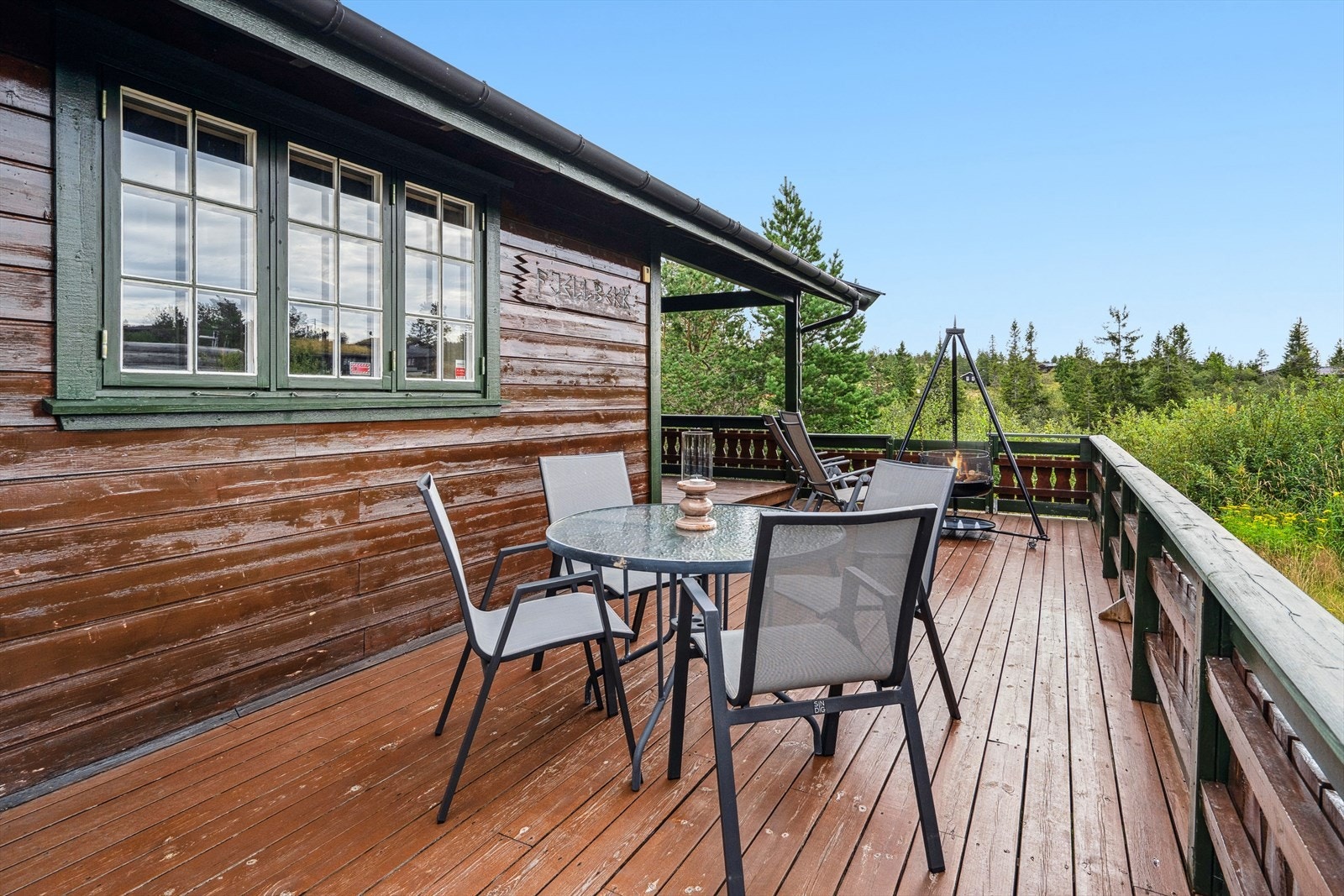 Hytta har også et flott uteområde med treterrasse med god plass til ulike soner Galleribilde