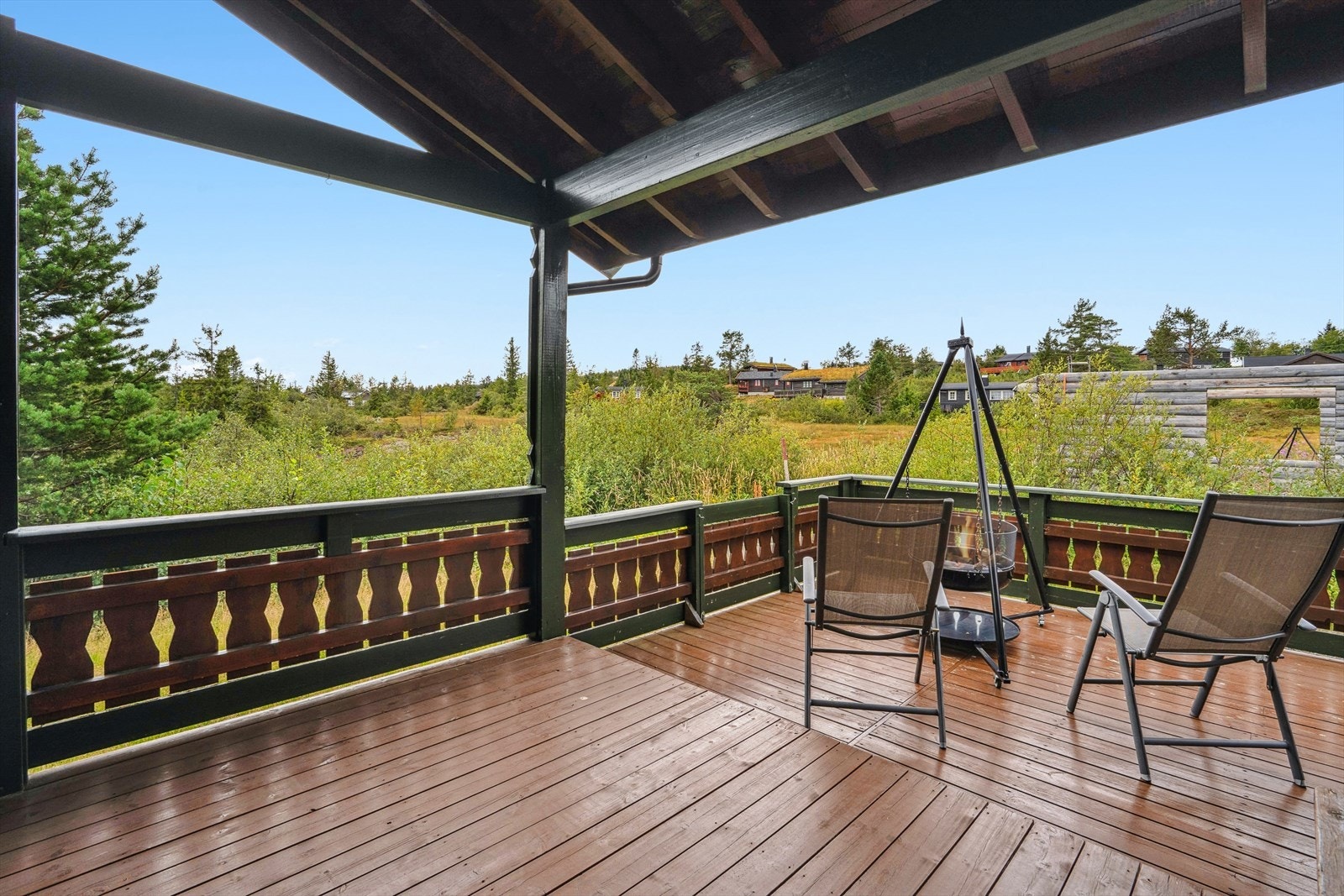 Delvis overbygd terrasse som bidrar til en lun og koselig krok Galleribilde