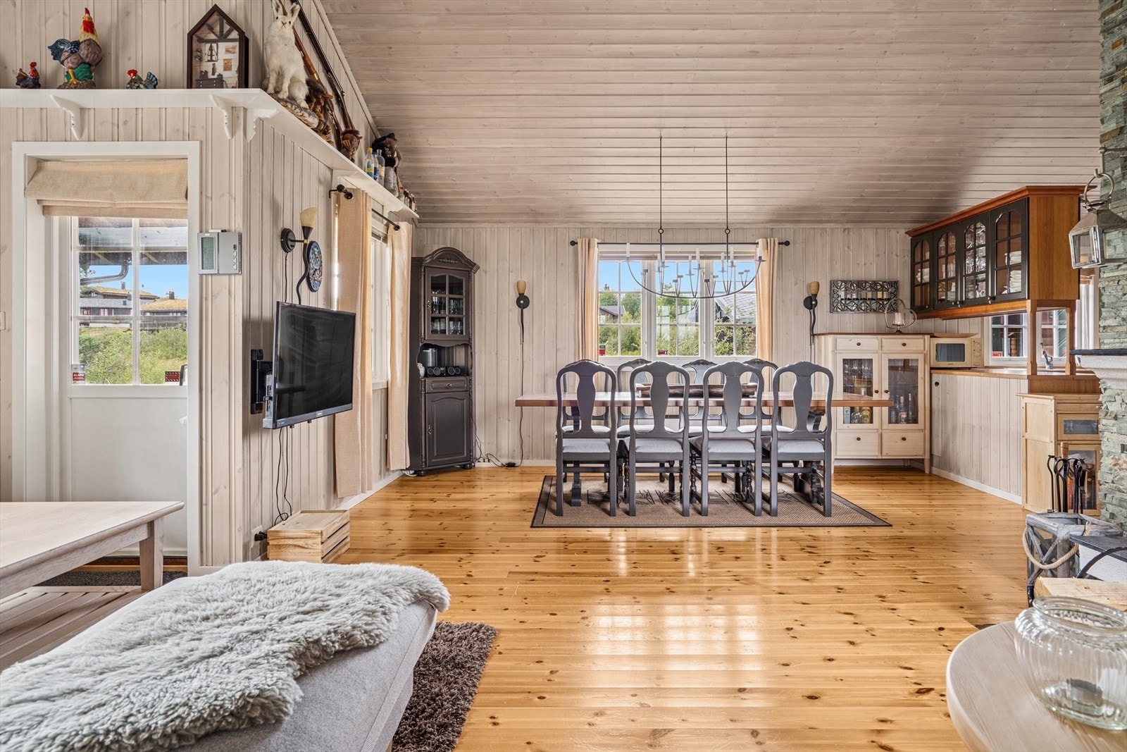 Innvendige gulv har furu og fliser, mens vegger og himling har trepanel Galleribilde