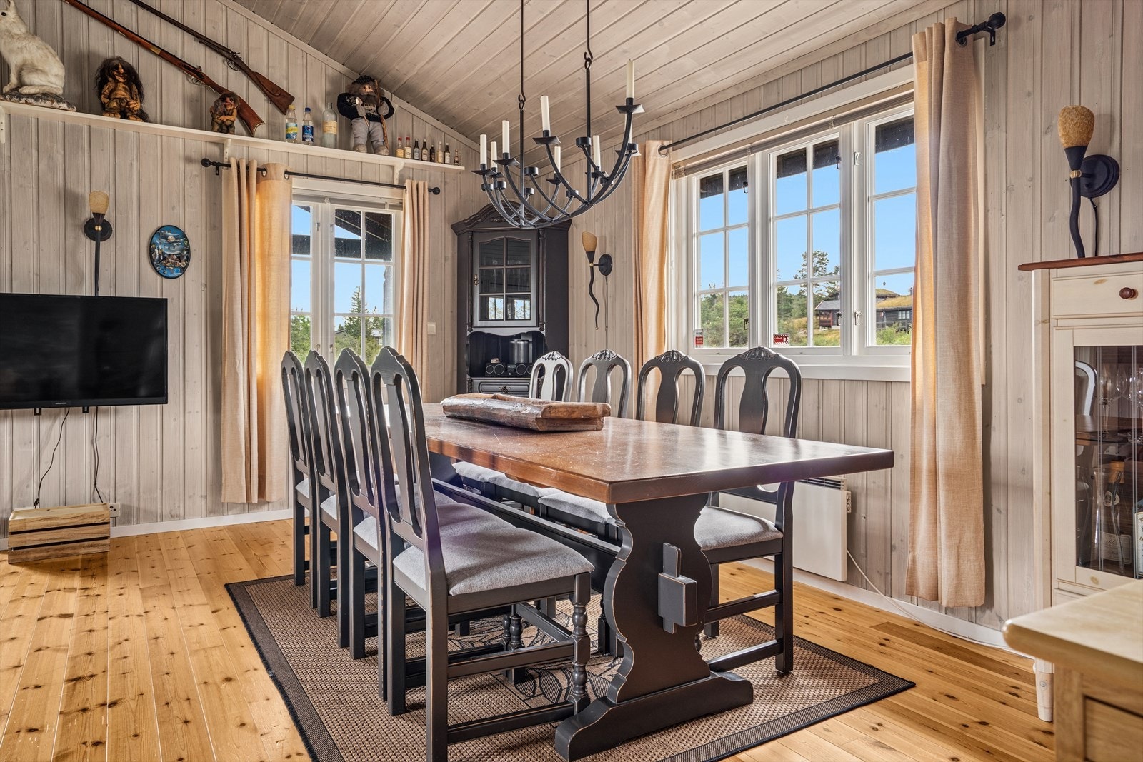 Lys og romslig spisestue med god plass rundt langbordet Galleribilde