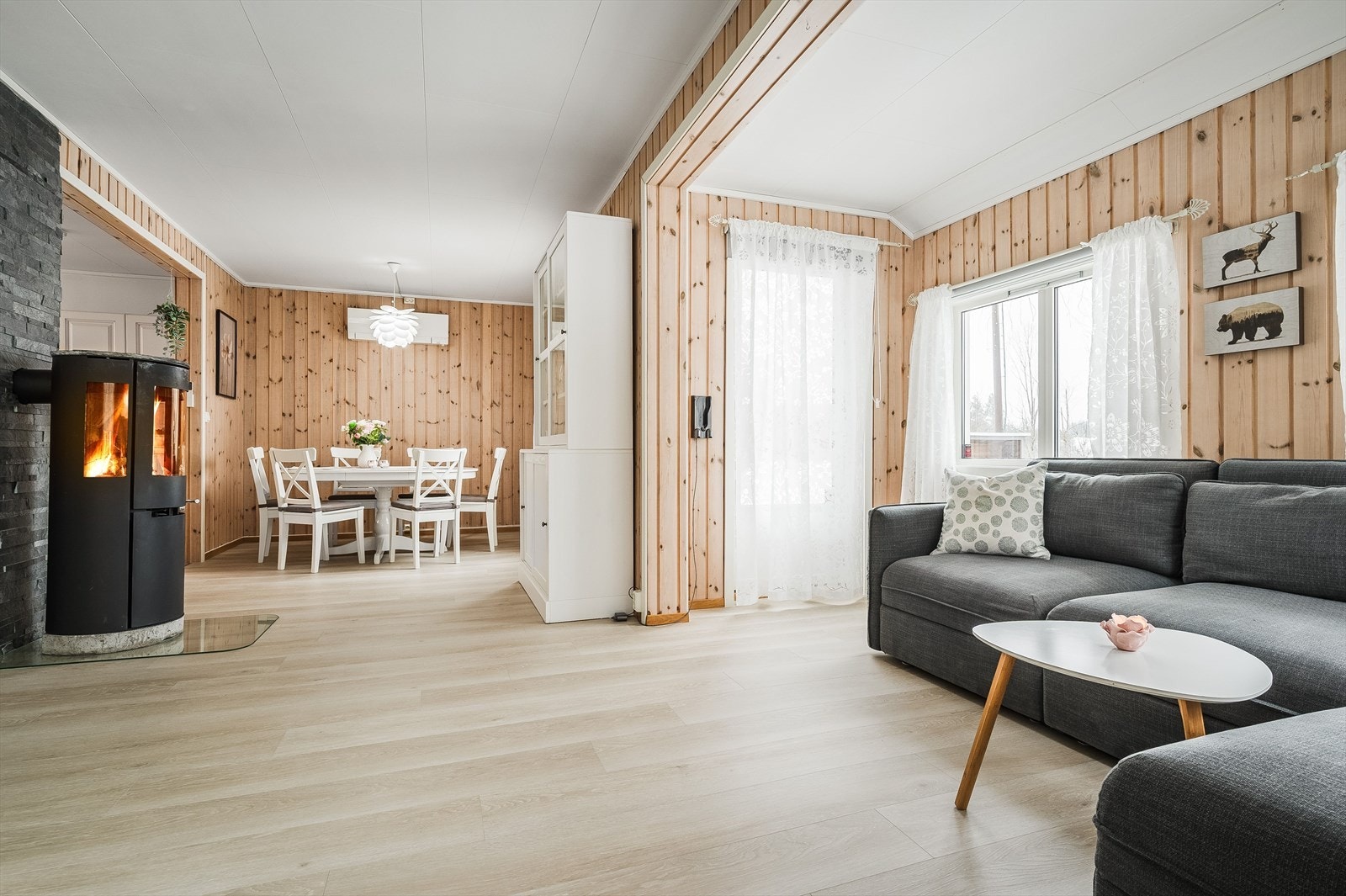 I stua er det også en vedovn som skaper god stemning og ekstra varme i rommet når den er tent. Galleribilde