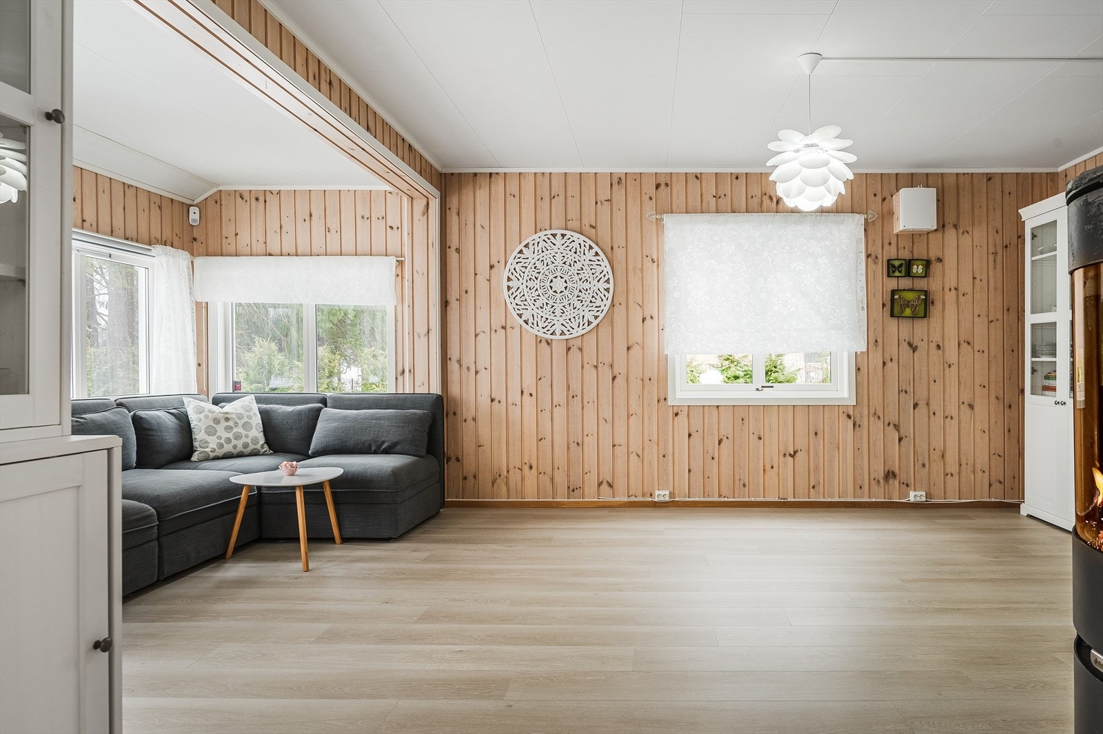 Godt med innlys fra store vinduer på flere sider av rommet. Galleribilde