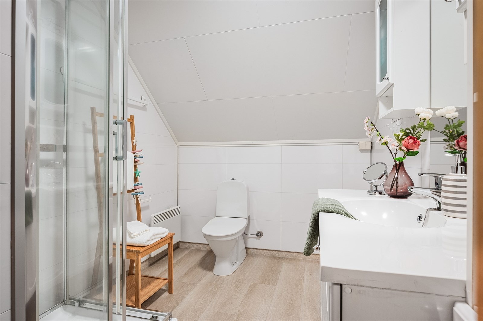 Ellers installasjoner med dusjkabinett og gulvstående toalett. Galleribilde