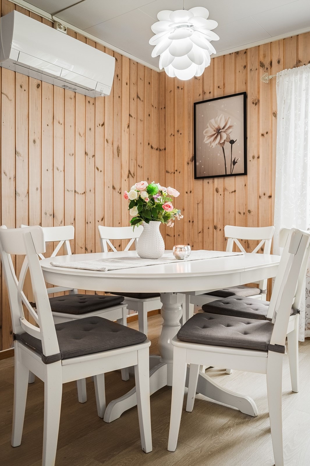 Varmepumpa skaper en jevn og god temperatur i boligen gjennom hele året. Galleribilde