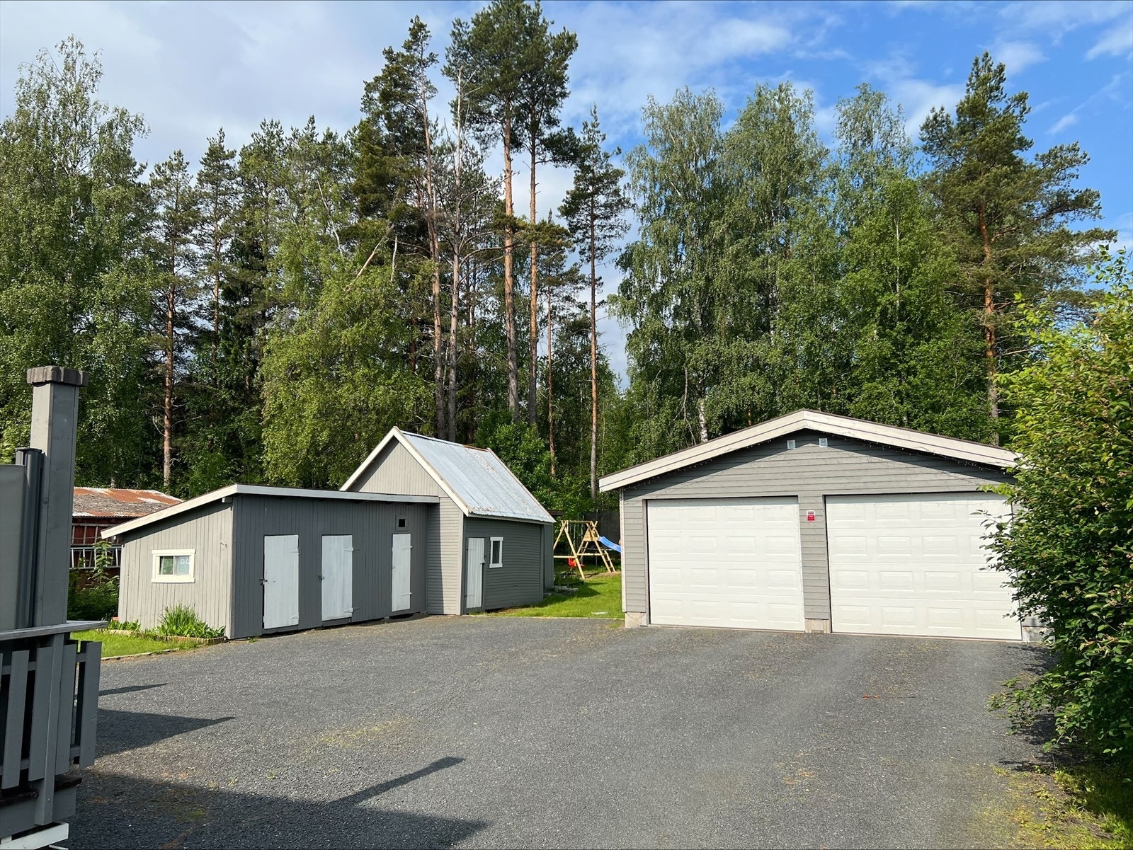 På eiendommen finner du en stor dobbelgarasje og et uthus med god plass til oppbevaring. Galleribilde