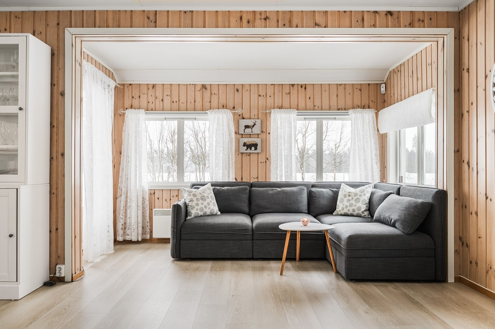 Stua er møbleringsvennlig, med god plass til sofagruppe og spisebord nær kjøkkenet. Galleribilde