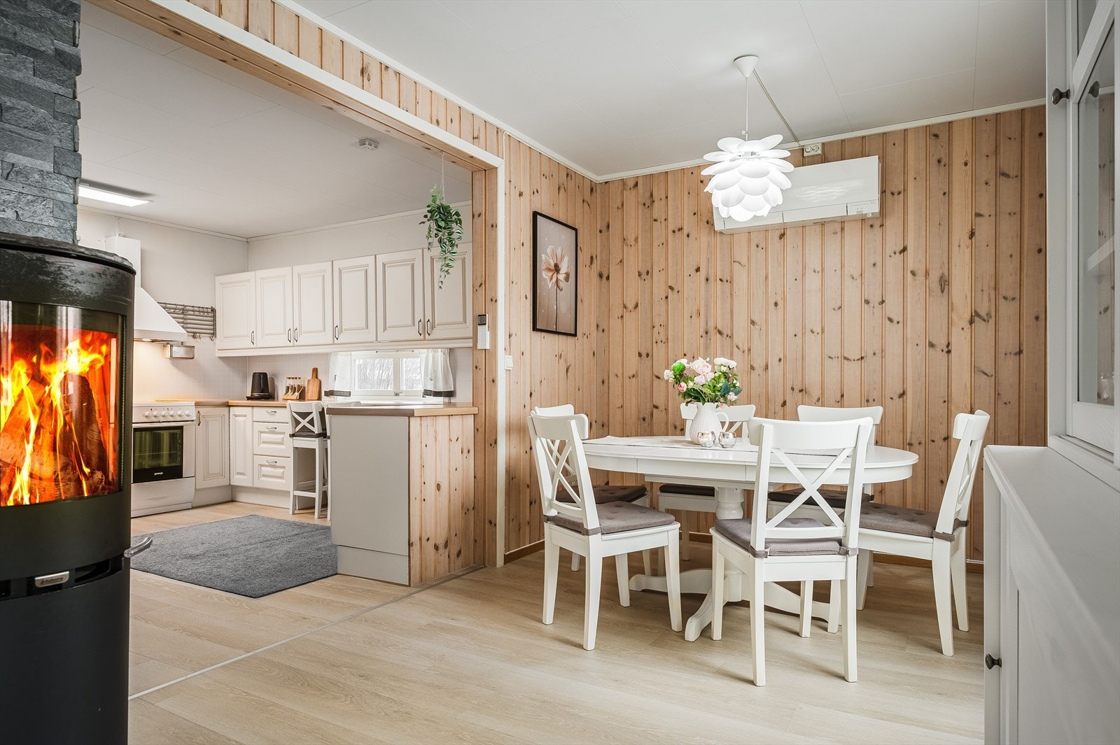 Stua har et pent pergo vinylgulv fra 2021 og panelvegger. Galleribilde