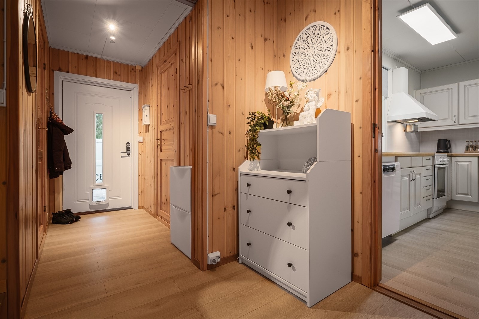 Hyggelig entré med adkomst til bad, vaskerom og kjøkken, samt trappeforbindelse med 2. etasje. Galleribilde