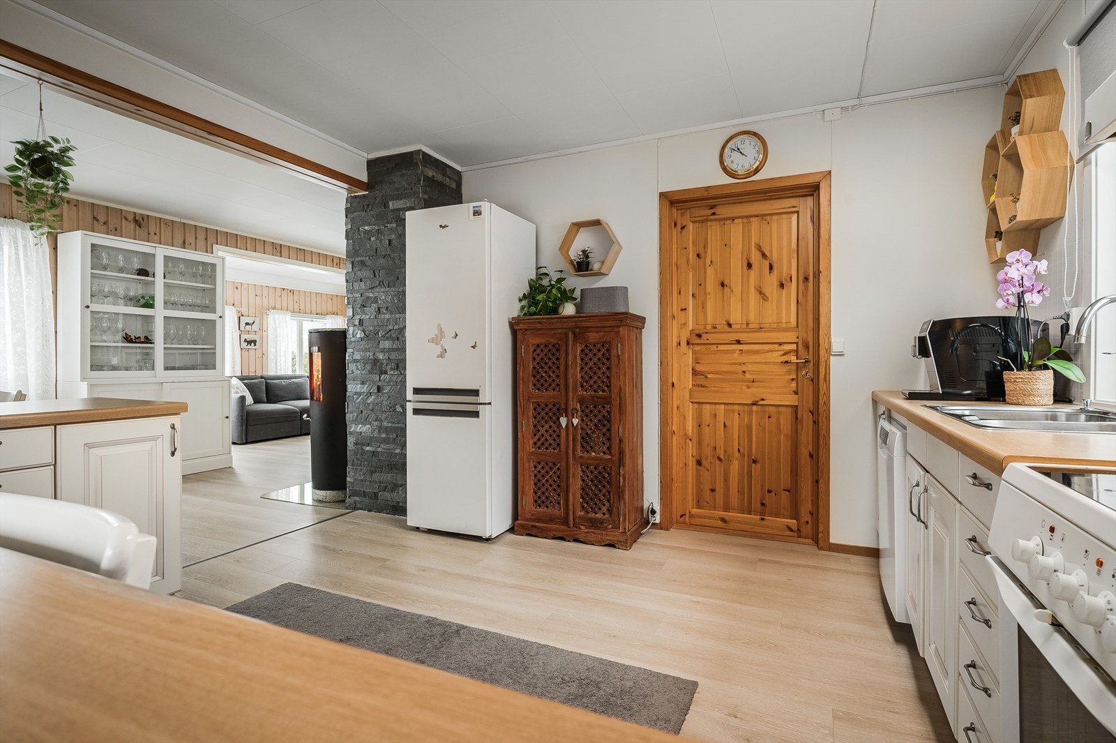 Åpen løsning mellom kjøkken og spisestue. Galleribilde