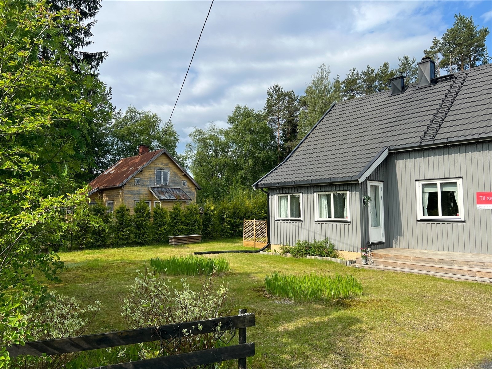 Boligen har en solrik hage med god plass til lek og morro for store og små. Galleribilde