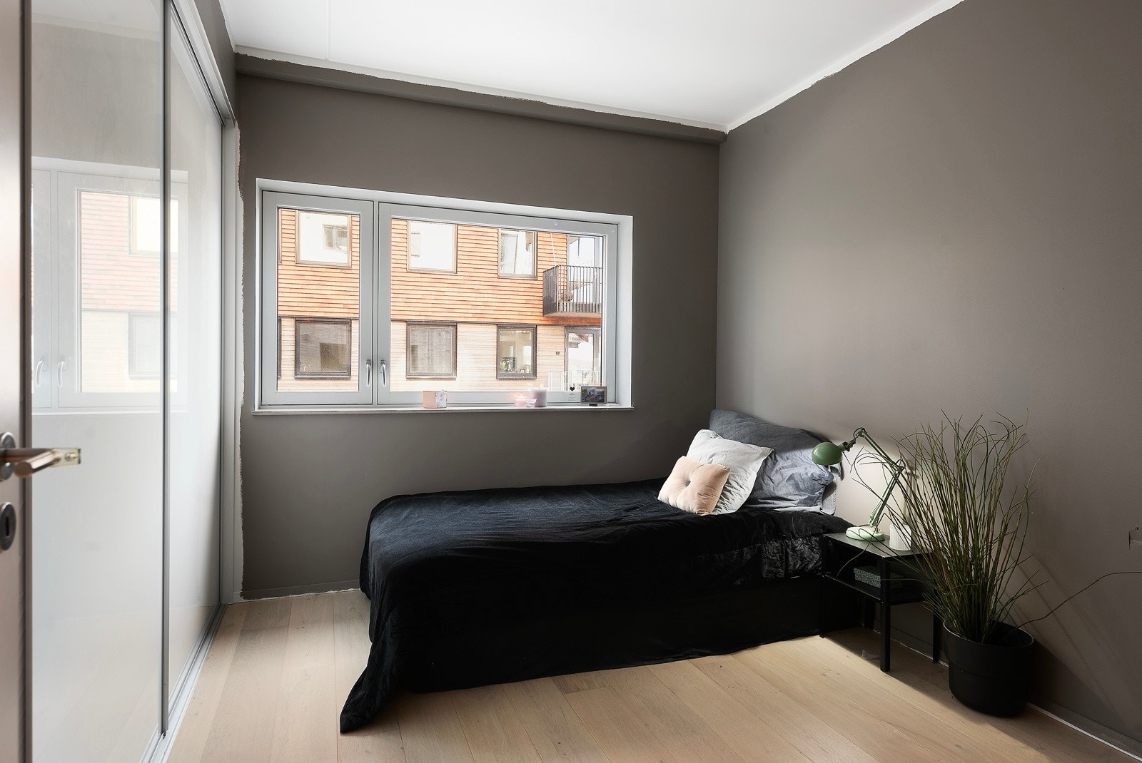 Leiligheten har 2 store soverom, begge med plass til dobbelseng Galleribilde