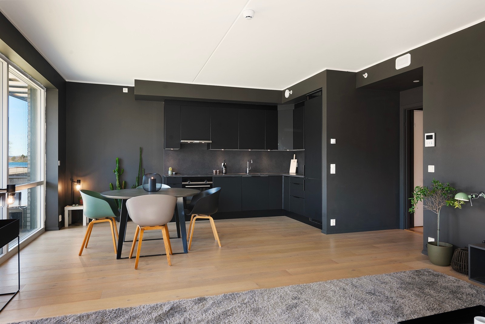 Stuen og kjøkken ligger i åpen løsning Galleribilde