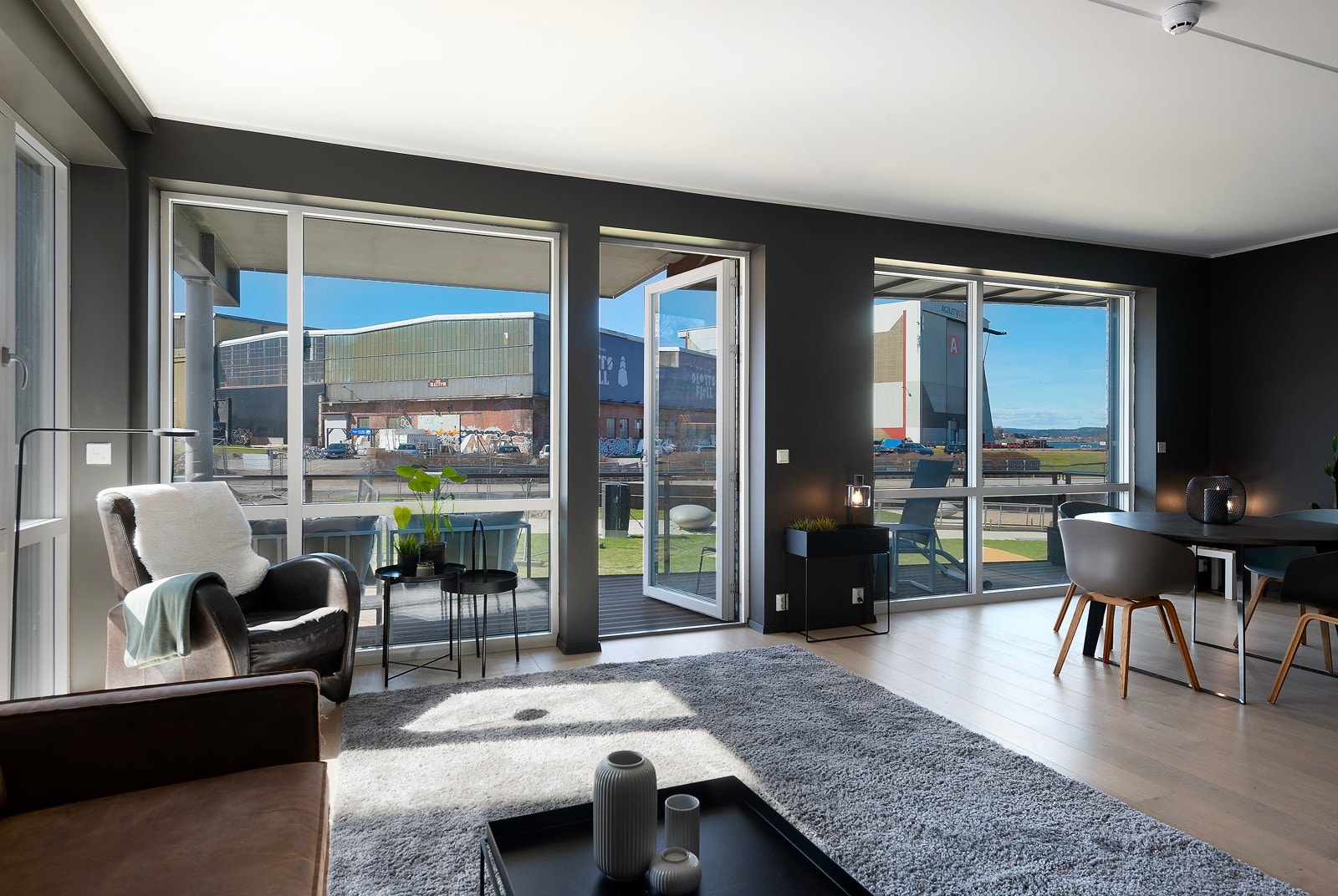 Leiligheten har store vindusflater som slipper inn godt med dagslys Galleribilde