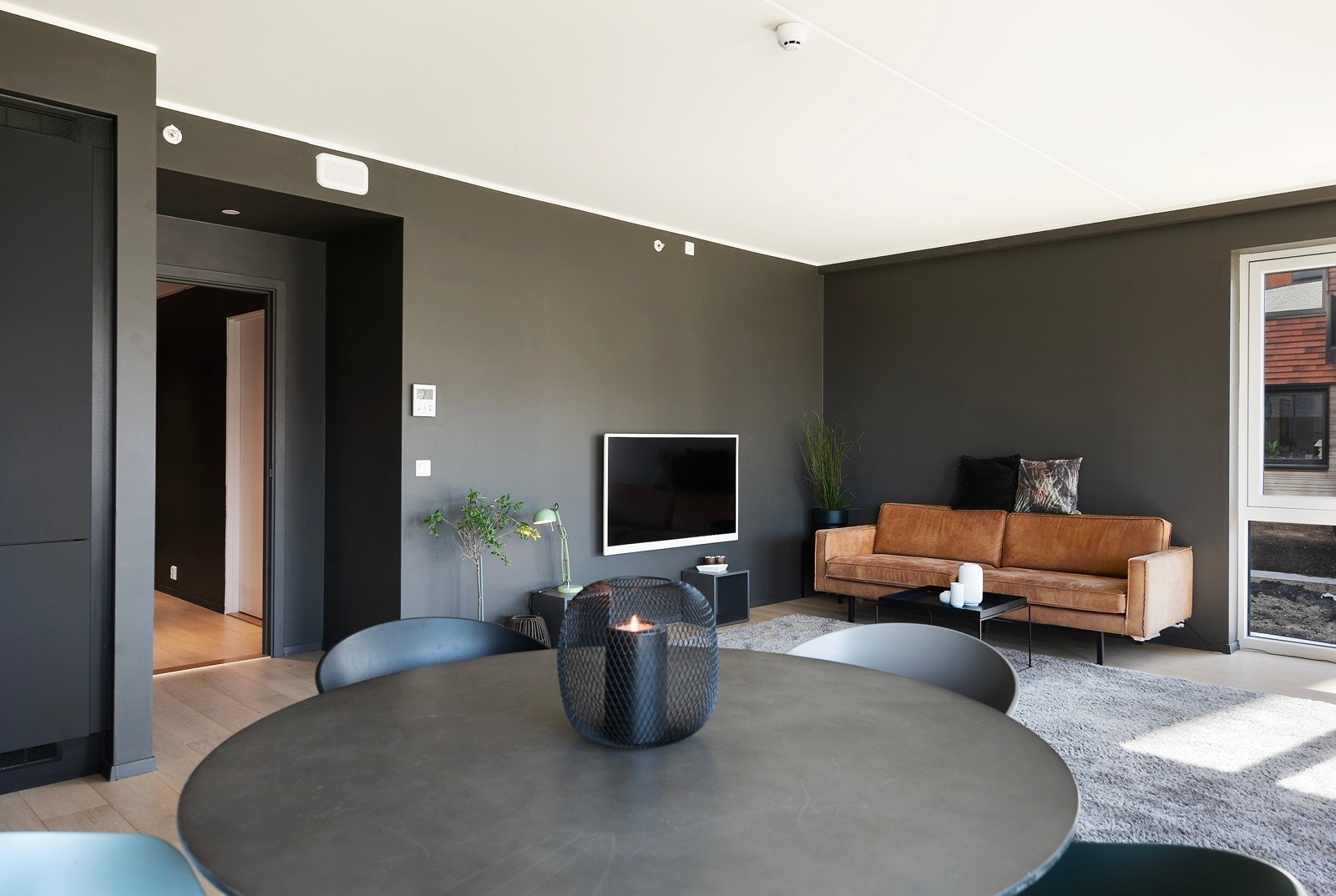 Leiligheten er malt i tidsriktige fargevalg Galleribilde