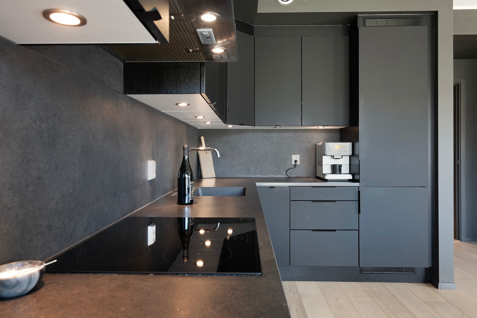 Det er godt med skuffer og skap for oppbevaring på kjøkken Galleribilde