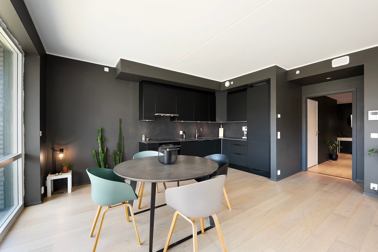 Det er god plass til spisebord på kjøkken Galleribilde