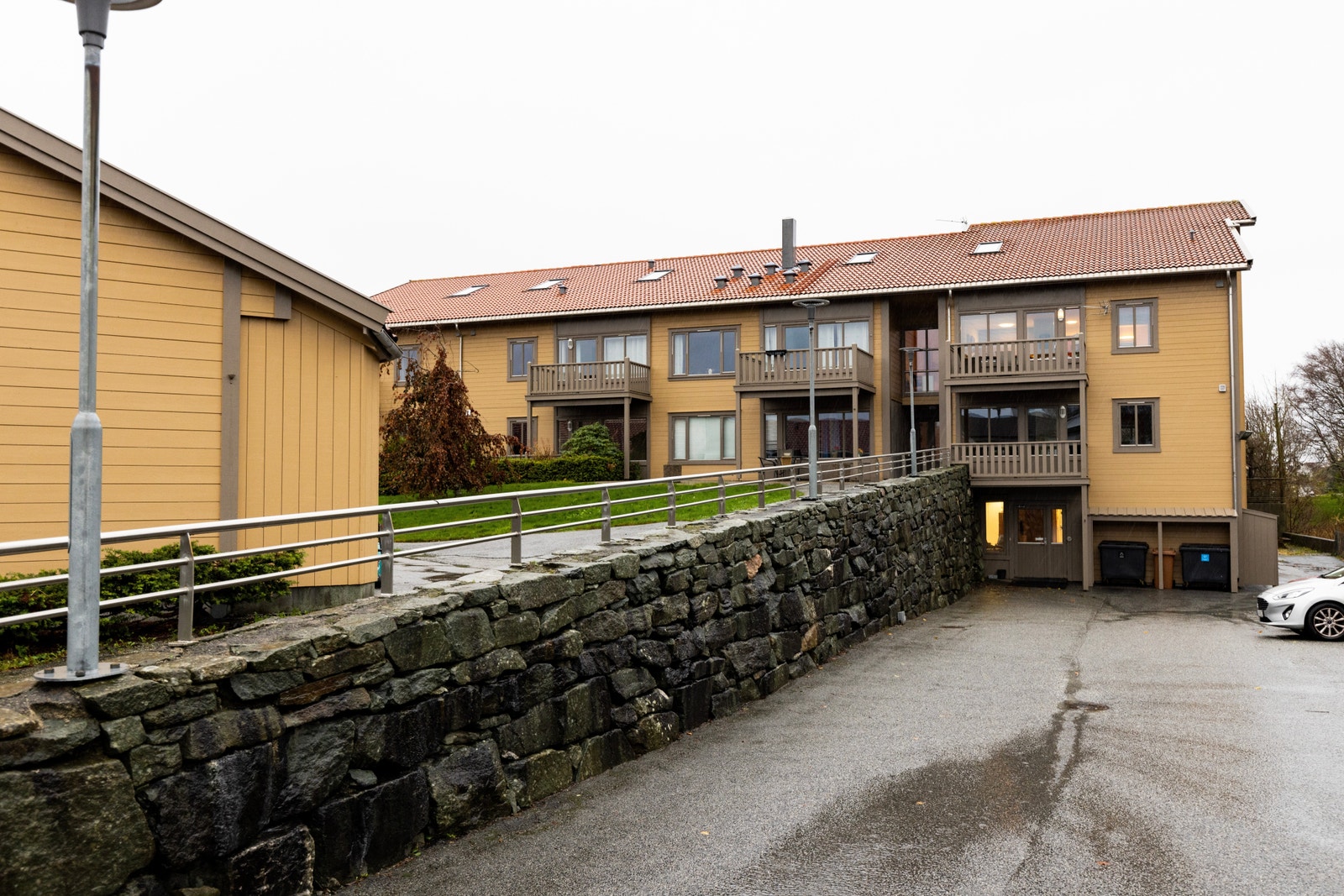 Fasaden er nymalt i tidsriktig fargepalett. Galleribilde