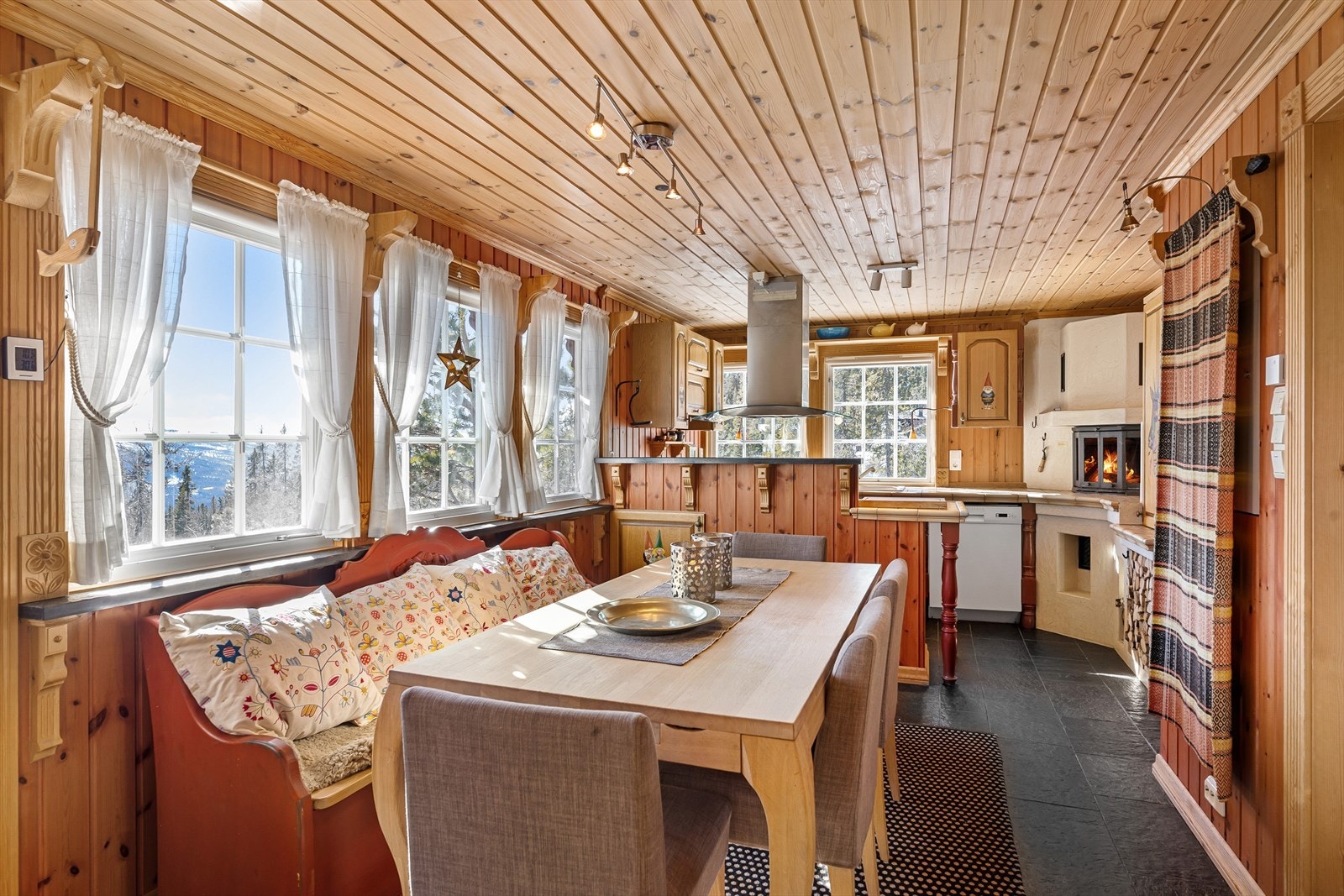 Spisestuen har store vindusflater og flott utsikt! Galleribilde