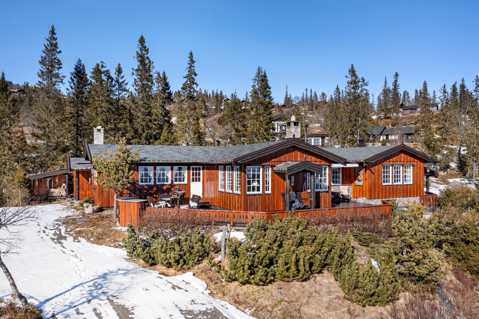 Eiendommen har en solrik og tilbaketrukket beliggenhet i et etablert og rolig hyttefelt - perfekt for deg som søker fredelige omgivelser og ekte hyttestemning. Galleribilde