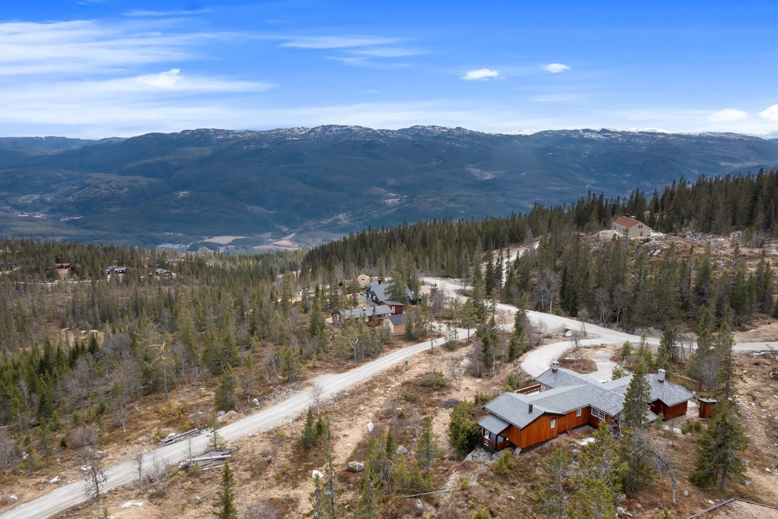 Hytta ligger fint til i terrenget ca. 870 moh. Hytta har fantastisk utsikt og flotte solforhold! Galleribilde