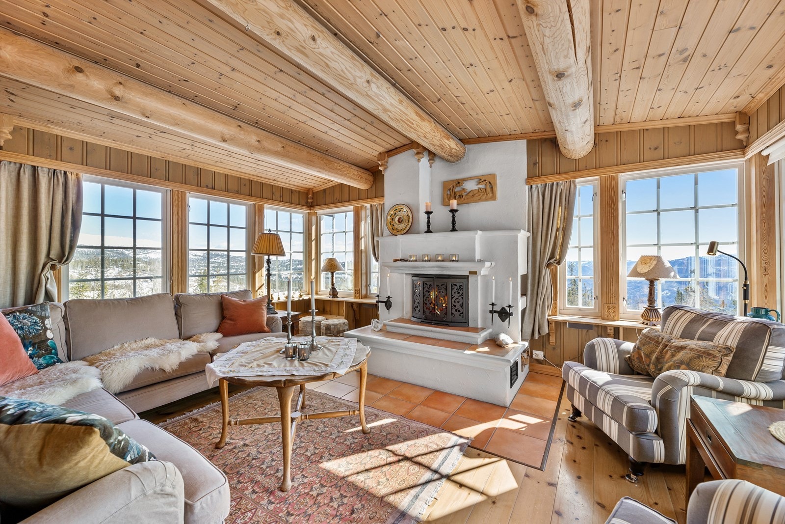 Tradisjonell familiehytte med panoramautsikt og flott beliggenhet! Galleribilde