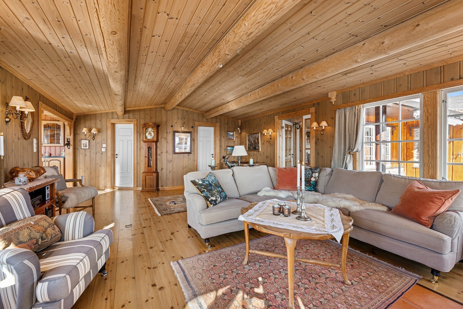 Det er god plass til møblering i stuen med komfortabel sofagruppe og lesekrok. Galleribilde