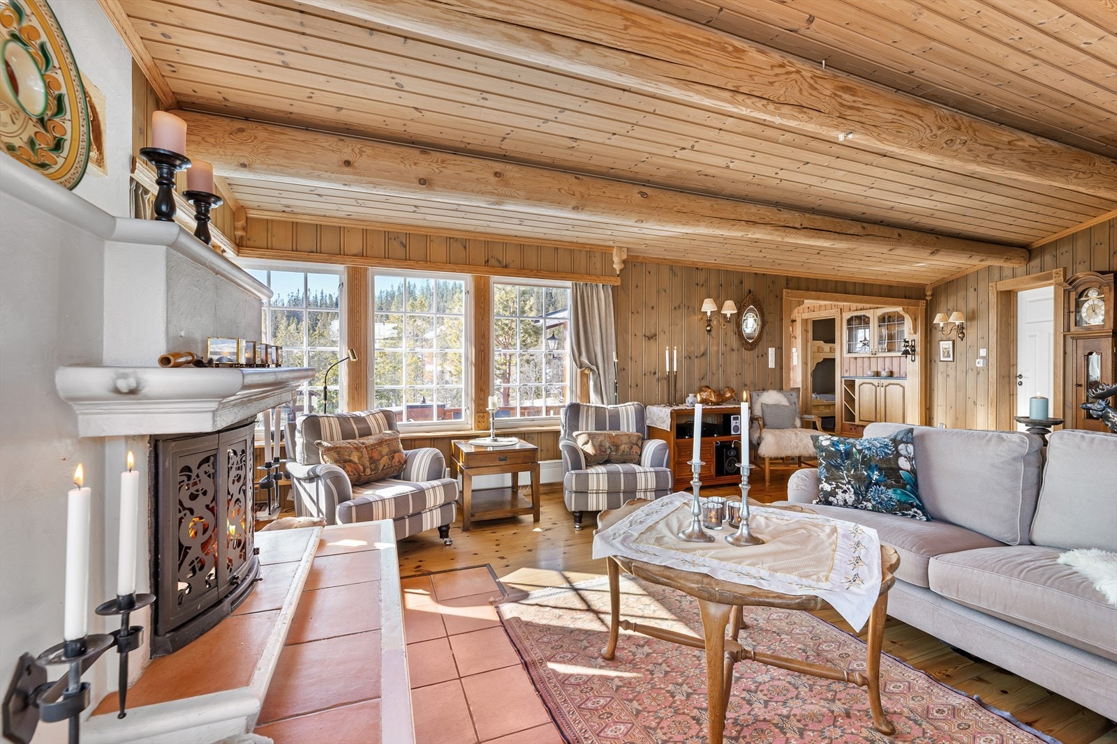 I stuen finner du en stemningsfull peis som gir rommet en lun og innbydende atmosfære - perfekt for hyggelige kvelder året rundt. Galleribilde