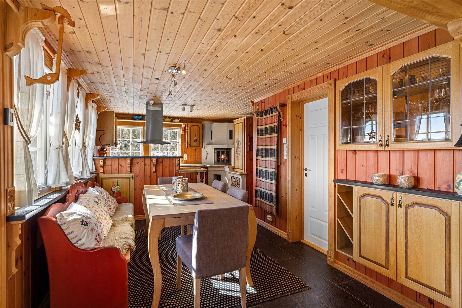 Hytta har et romslig kjøkken med plass til spisestue. Galleribilde