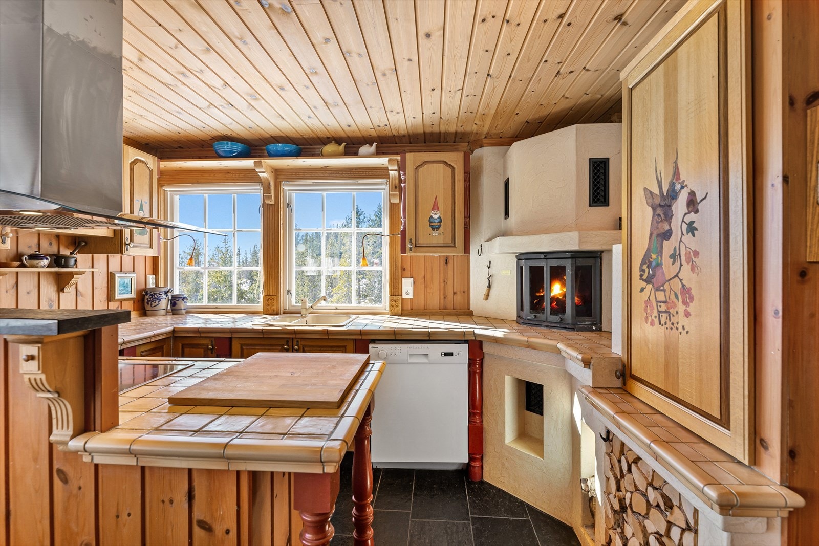 Hytta har et trivelig kjøkken med peisovn. Galleribilde