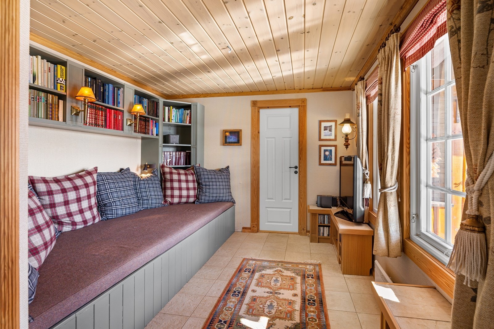 Hytta har også en egen tv-stue med plassbygd sofa for hyggelige filmkvelder. Galleribilde